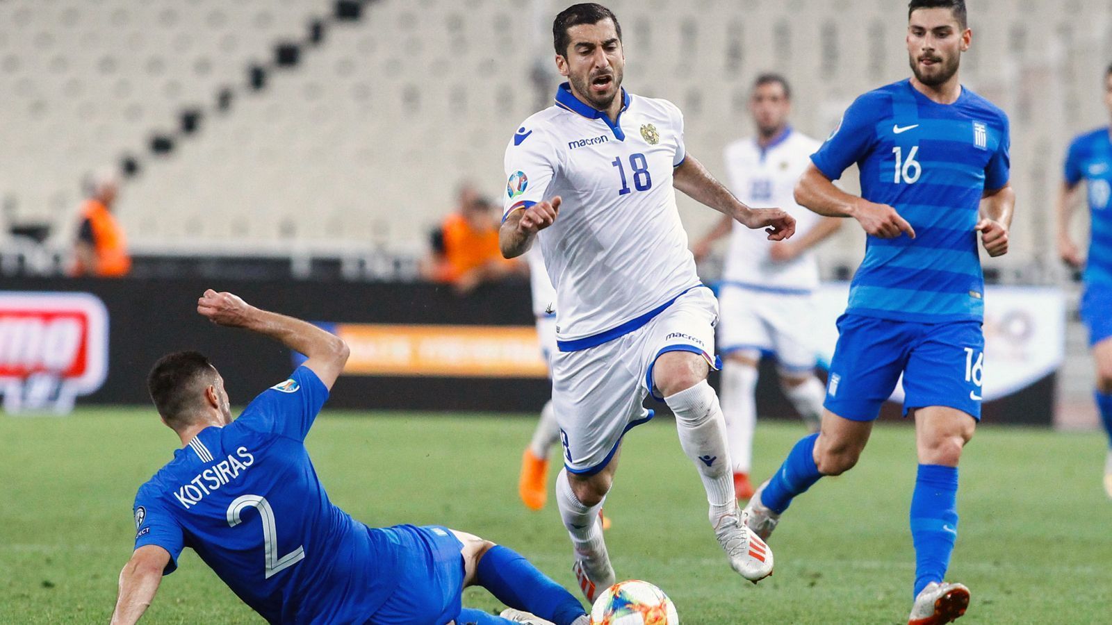 
                <strong>Armenien (Platz 3 in Gruppe J mit neun Punkten)</strong><br>
                Die armenische Nationalmannschaft um Superstar Henrikh Mkhitaryan sorgte kürzlich für eine Überraschung. Denn die Armenier schlugen Bosnien-Herzegowina zuhause dank zweier Treffer des Ex-Dortmunders mit 4:2 und festigten Platz 3 in Gruppe J. Weil auch die Griechen parallel nur zu einem 1:1 gegen Liechenstein kamen, hat Armenien einerseits Bosnien in der Tabelle überholt und Griechenland erst einmal abgehängt. Am nächsten Spieltag müssen es "Micki" und Co. dann selbst in Liechtenstein besser machen, als der Europameister von 2004, dann wäre man einem EM-Playoff-Platz wieder ein Stück näher gekommen. Doch die Entscheidung wird definitiv erst in den drei letzten Quali-Spielen fallen, die es in sich haben. Es geht nach Finnland, dann empfängt man Griechenland und zum Abschluss müssen Mkhitaryan und seine Landsmänner gegen Italien ran. 
              