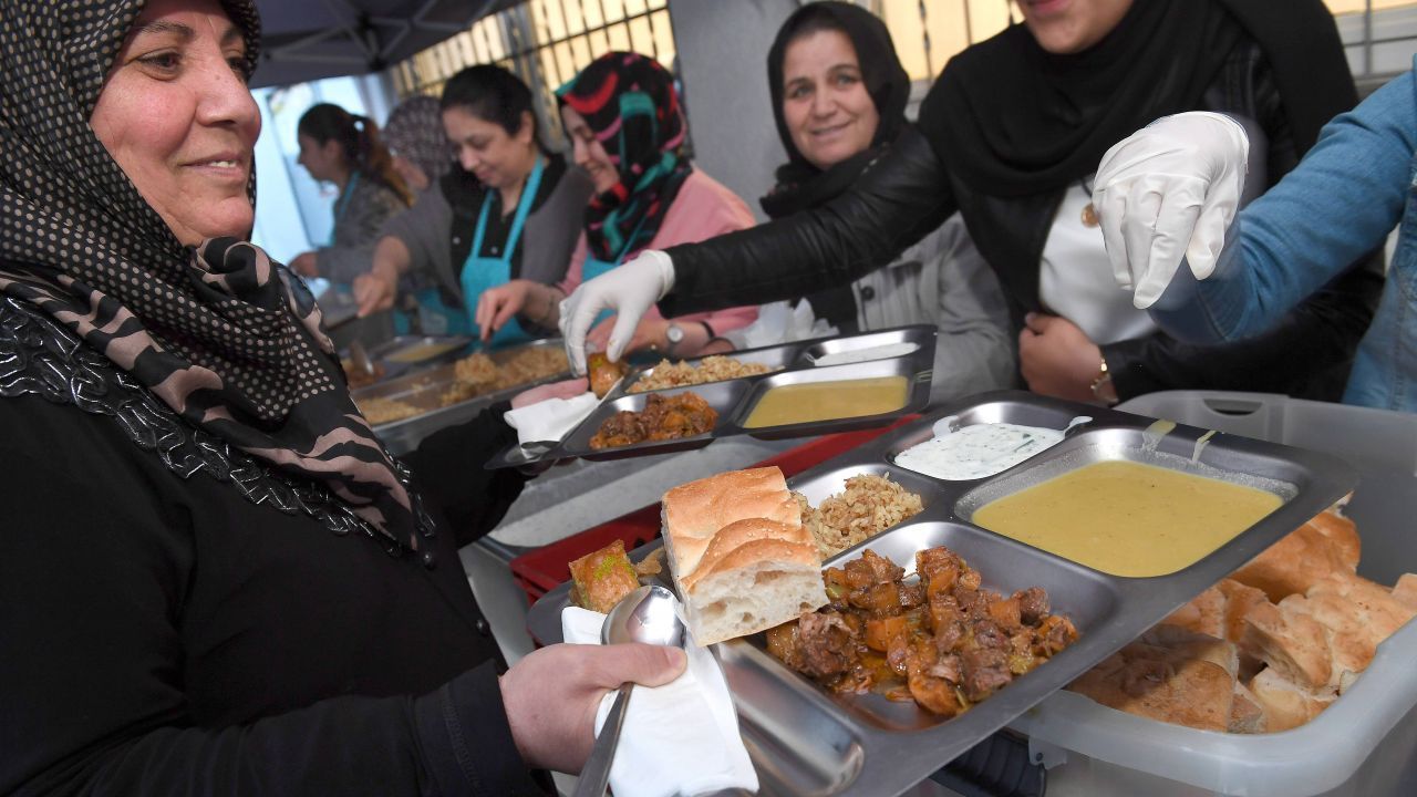 Der Ramadan ist der muslimische Fastenmonat. Ihn einzuhalten ist eine der fünf Säulen des Islam. Gläubige dürfen von Sonnenaufgang bis Sonnenuntergang nicht essen, trinken, rauchen oder Sex haben.