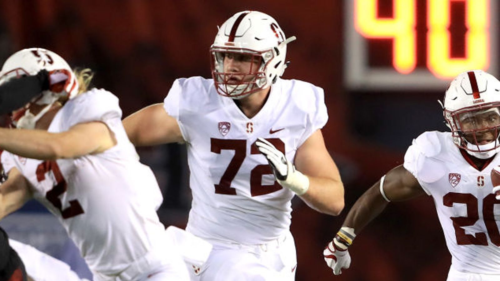 
                <strong>Walker Little (Offensive Tackle, Stanford)</strong><br>
                2,01 Meter groß, 141 Kilogramm schwer und kaum zu überwinden: Walker Little gilt für viele Experten als der beste Offensive Liner im Draft 2020. Er ist sehr athletisch und sowohl ein starker Run- wie auch ein exzellenter Passing-Blocker. Sein Großvater wurde einst von den New York Giants gedraftet - allerdings erst in der 18. Runde. Diese gab es im Jahre 1953 tatsächlich noch. Sein Enkel wird nicht so lange warten müssen. Walker Little dürfte Stand heute früh in der ersten Runde ausgewählt werden.
              