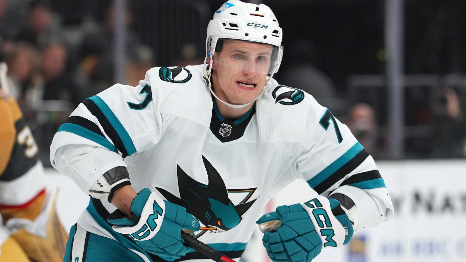 
                <strong>Nico Sturm (San Jose Sharks)</strong><br>
                Durchwachsenes Jahr für Nico Sturm. Persönlich lieferte der Stürmer die beste Saison seiner NHL-Karriere, seine San Jose Sharks waren dabei aber das viertschlechteste Team der Liga - ohne jegliche Hoffnung auf die Playoffs. "Wenn ab Dezember schon die Playoff-Plätze außer Reichweite sind, dann fällt es manchmal schon schwer, sich an einem Dienstagabend im März zu motivieren", zog er bereits ein kritisches Saisonfazit. Aber: Mit 14 Toren und zwölf Assists stellte er persönliche Rekorde auf. Statt neun oder zehn Minuten Eiszeit kommt er inzwischen auch im zweiten Powerplay auf das Eis. Dass er 2022 mit den Colorado Avalanche den Stanley Cup gewonnen hat, hat sein Standing zudem verbessert. "Ich bin hier mehr in eine Führungsrolle geschlüpft und soll diese gerade auch im Hinblick auf die neue Saison ausführen", so Sturm.
              