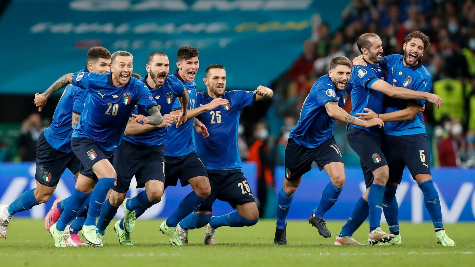 
                <strong>EM 2021: Sechs Gründe, im Finale für Italien zu sein</strong><br>
                Ja, die Italiener haben uns 2006 das Sommermärchen vermiest. Doch 15 Jahre später sollten wir verzeihen – und der "Squadra Azzurra" im EM-Finale am Sonntag (ab 21 Uhr im Liveticker auf ran.de) gegen England die Daumen drücken. Denn wir haben sechs gute Gründe dafür gefunden.
              
