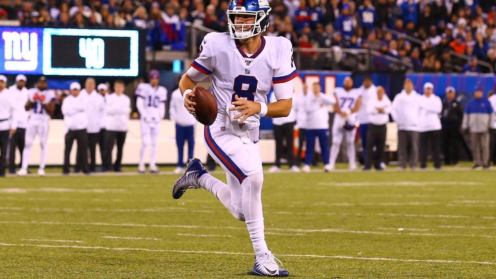 
                <strong>Daniel Jones (Pick 6 im Draft 2019, New York Giants)</strong><br>
                Lange wurde niemand so richtig schlau aus Daniel Jones. Unter dem neuen Head Coach Brian Daboll blühte er in der vergangenen Saison aber regelrecht auf. Trotzdem sorgte sein Vertrag über vier Jahre und garantierte 160 Millionen Dollar für Stirnrunzeln bei Fans und Experten.&#x2022; Aktuelle Situation: Starter bei den New York Giants<br>&#x2022; 53 Spiele von Beginn an (21-31-1)<br>&#x2022; 11.603 Passing Yards und 1.708 Rushing Yards<br>&#x2022; 60 Passing TDs und zwölf Rushing TDs bei 34 INTs<br>&#x2022; 64,0 Prozent Passgenauigkeit und 5,8 Yards pro Lauf<br>
              