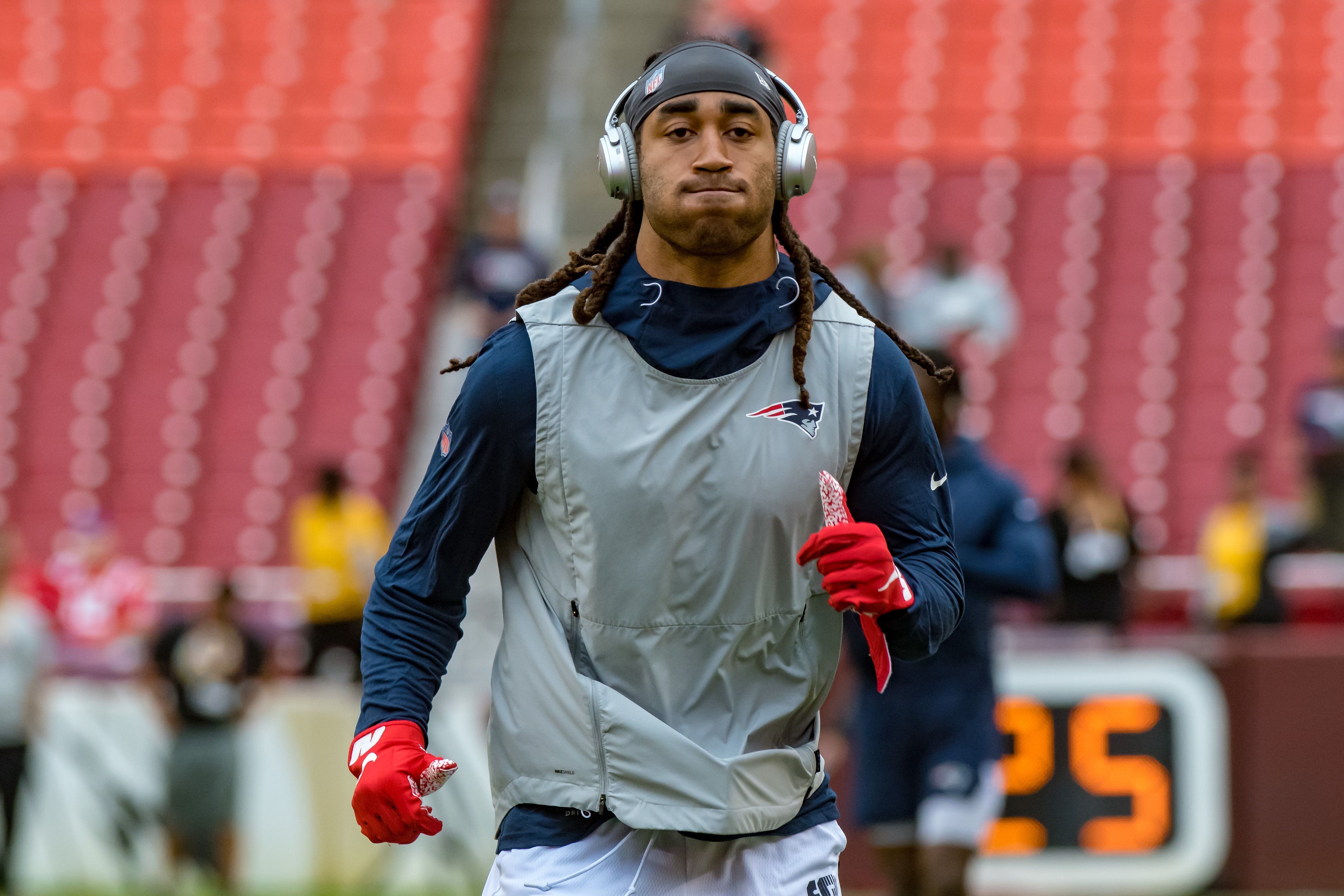 
                <strong>4. Stephon Gilmore (New England Patriots)</strong><br>
                Die New England Patriots sind die einzige Franchise, die mit gleich zwei Cornerbacks in den Top 10 vertreten sind. Stephon Gilmore entschied die Wahl im vergangenen Jahr noch für sich und landete diesmal auf dem 4. Platz. Er war zwar in der Saison 2020 mit seinen 34 Tackles, einer Interception und drei abgewehrten Pässen längst nicht so auffällig wie in der Vorsaison. Allerdings konnte er auch lediglich elf Spiele absolvieren und infizierte sich mit Corona.
              