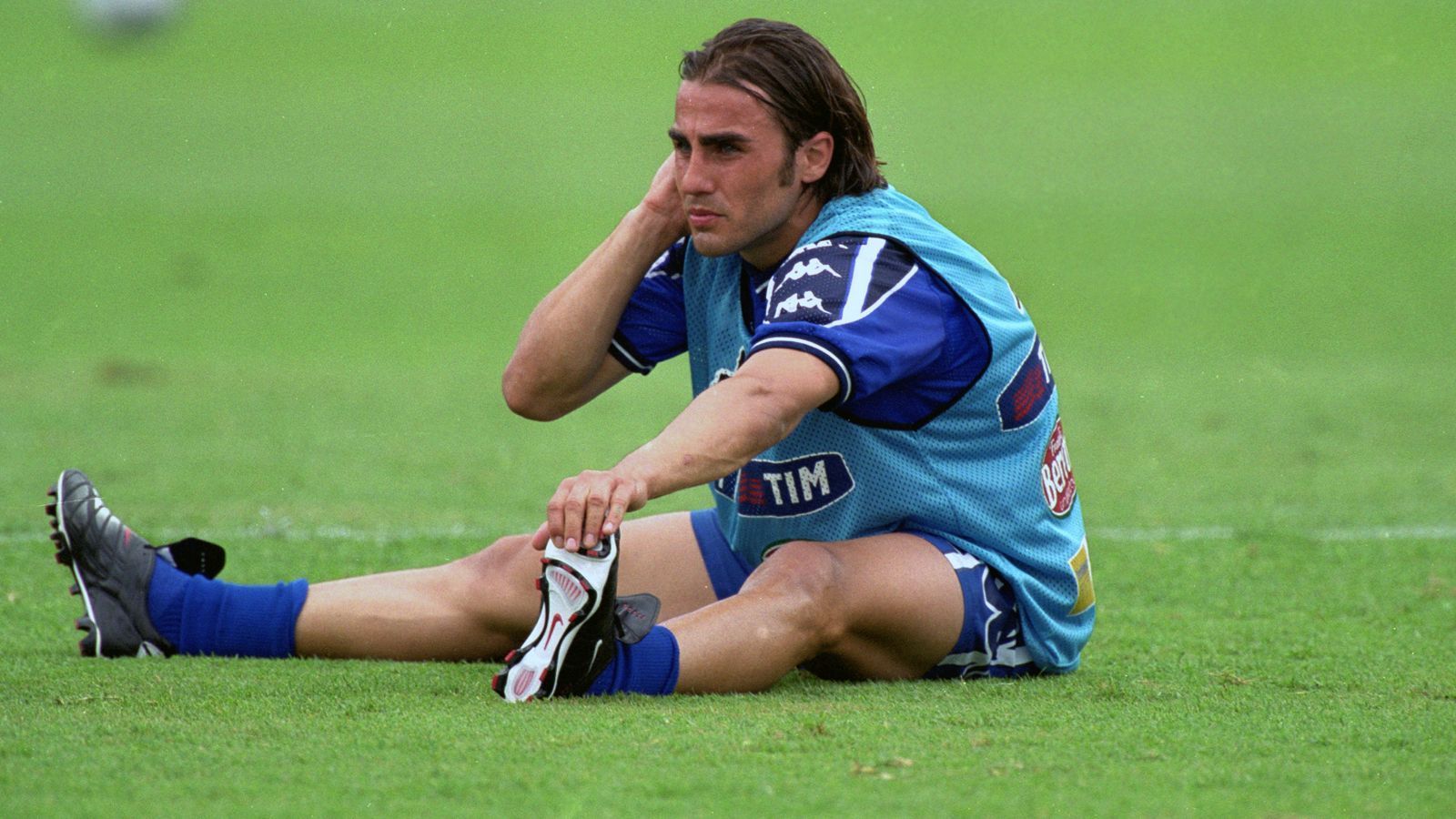 
                <strong>1996 - Fabio Cannavaro (Italien)</strong><br>
                Der spätere Weltmeister Fabio Cannavaro gewann nach 1994 auch zwei Jahre später noch einmal den U21-EM-Titel mit Italien. Dieses Mal war der Neapel-Profi jedoch von Beginn an gesetzt in der Defensive, spielte an der Seite von Alessandro Nesta ein herausragendes Turnier. Auf dem Weg zum Triumph verpasste der Innenverteidiger nur ein einziges Spiel, im Finale war er aber wieder dabei, als die Italiener gegen Gastgeber Spanien in Barcelona bestanden. Wenige Monate später debütierte Cannavaro in der A-Nationalmannschaft, spielte anschließend für Parma, Juventus Turin, Inter Mailand, Real Madrid. Heute ist der 47-Jährige als Trainer bei Guangzhou FC in China tätig.
              