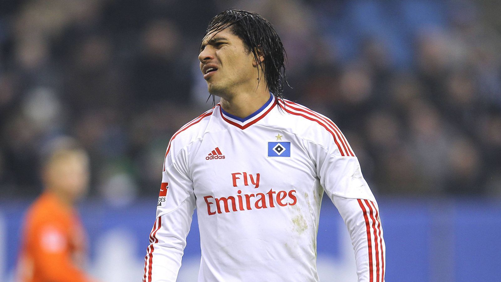 <strong>Platz 9 (geteilt): Paolo Guerrero (Hamburger SV)</strong><br>
                • Strafe: 50.000 Euro<br>Der damalige HSV-Profi verlor beim Nordderby gegen Bremen 2010 die Nerven: Nach einem 0:0 gab es von den Fans Pfiffe als Quittung. Zu viel für Guerrero, der seine gefüllte Trinkflasche in die Zuschauermenge warf und einen Fan im Gesicht traf. Der HSV verdonnerte ihn zu 50.000 Euro Geldstrafe. Vom DFB gab's 20.000 Euro plus fünf Spiele Sperre und vom Amtsgericht Hamburg weitere 100.000 Euro.&nbsp;
