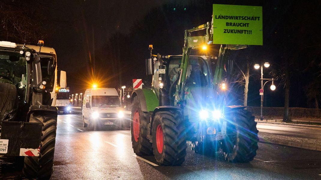 Als Reaktion auf die Sparpläne der Bundesregierung hat der Bauernverband zu einer Aktionswoche mit Kundgebungen und Sternfahrten ab dem 8. Januar aufgerufen. 