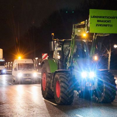 Als Reaktion auf die Sparpläne der Bundesregierung hat der Bauernverband zu einer Aktionswoche mit Kundgebungen und Sternfahrten ab dem 8. Januar aufgerufen. 