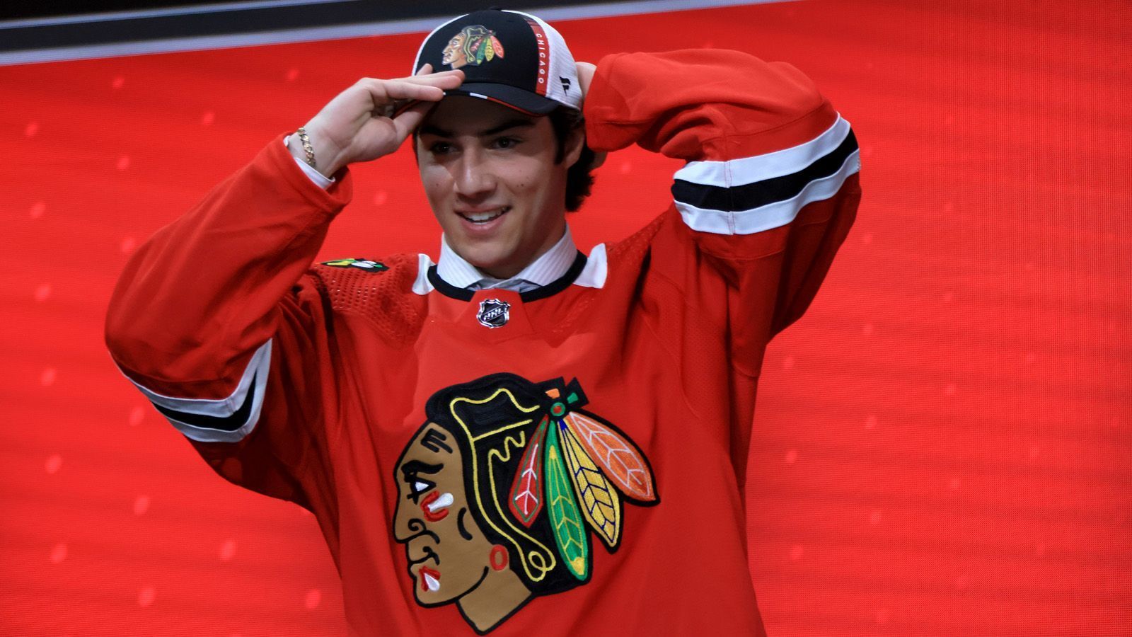 
                <strong>13. Pick: Chicago Blackhawks (von den New York Islanders über Montreal): Frank Nazar</strong><br>
                &#x2022; Position: Center<br>&#x2022; Nationalität: USA<br>&#x2022; Klub: U.S. National U18 Team (USDP)<br>
              