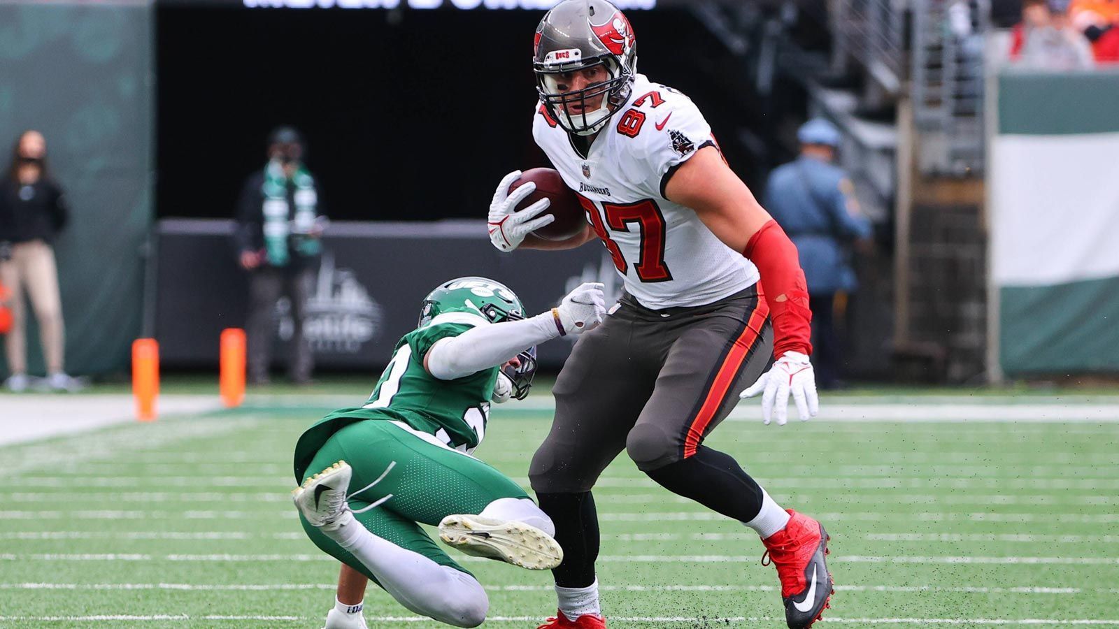
                <strong>Rob Gronkowski (Tampa Bay Buccaneers)</strong><br>
                &#x2022; 500.000 US-Dollar für jede der folgenden erreichten Marken:<br/><br>
              