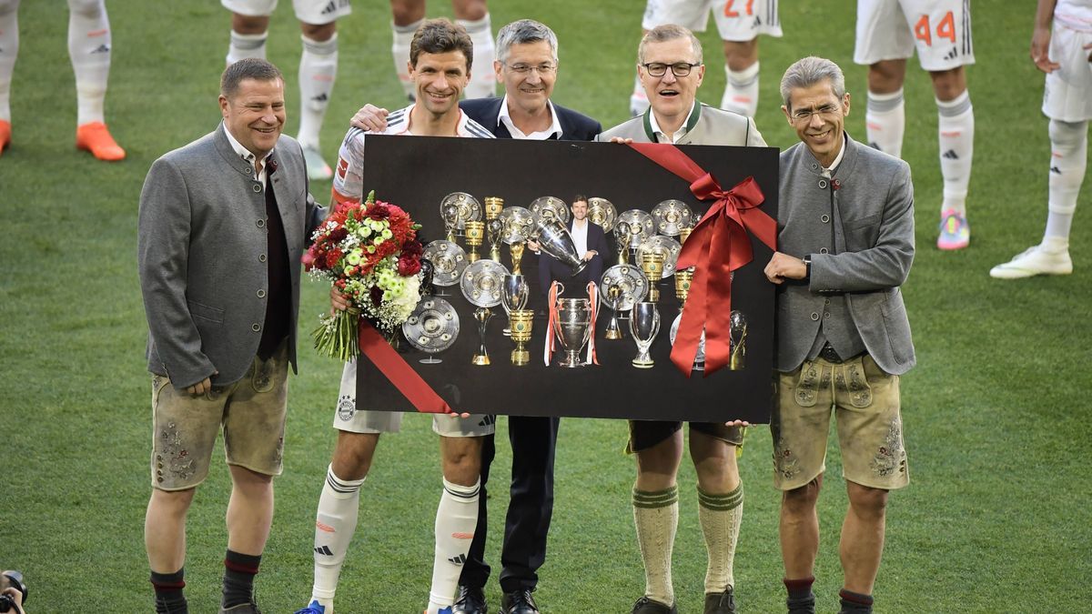 10.05.2025, xemx, Fussball 1.Bundesliga, FC Bayern Muenchen - Borussia Mönchengladbach v.l. Verabschiedung von Thomas Müller, Mueller (FC Bayern München) vor dem Spiel mit , Fußballfunktionär Vorst...