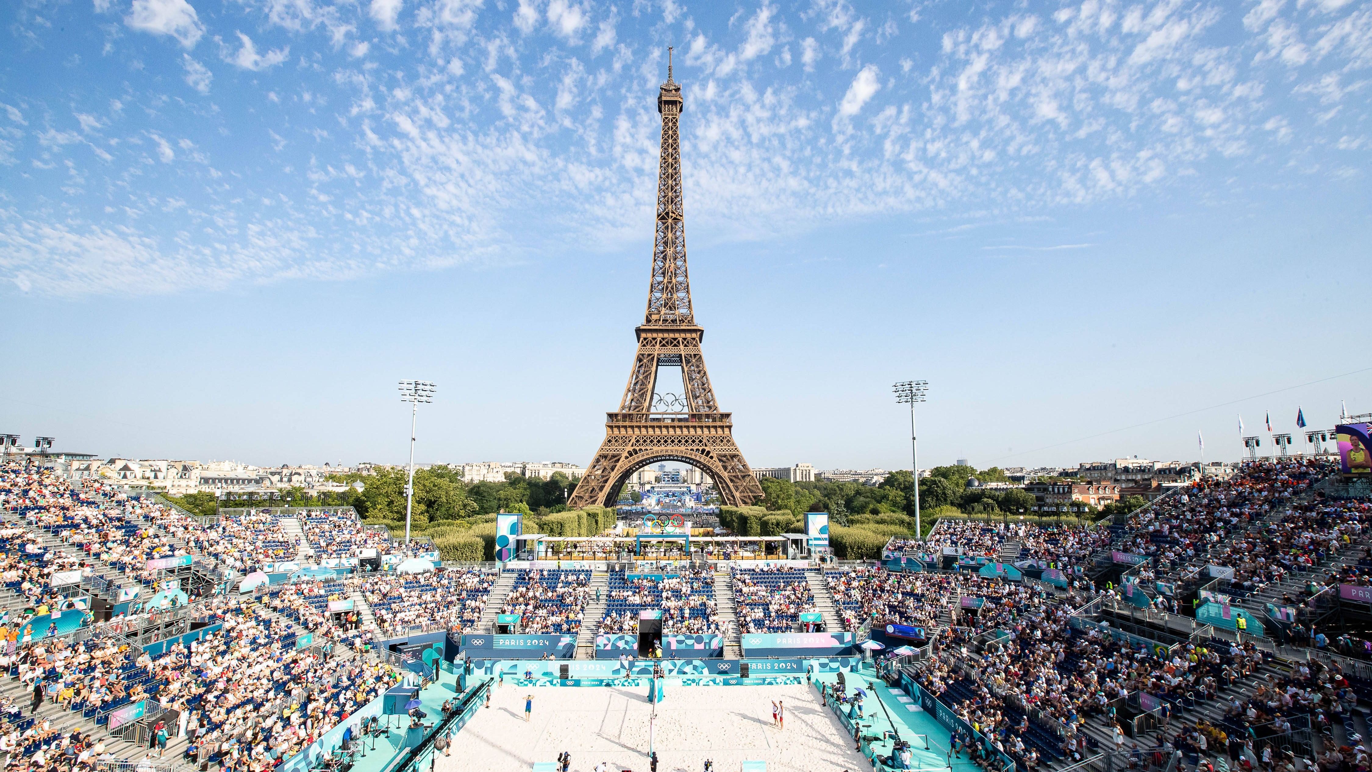 <strong>Olympia 2024: Die besten Bilder des vierten Tages</strong><br>Nein, das ist keine Photoshop-Montage! Die Beachvolleyballer spielen wirklich vor dieser traumhaften Kulisse mit Blick direkt auf den Eiffelturm.