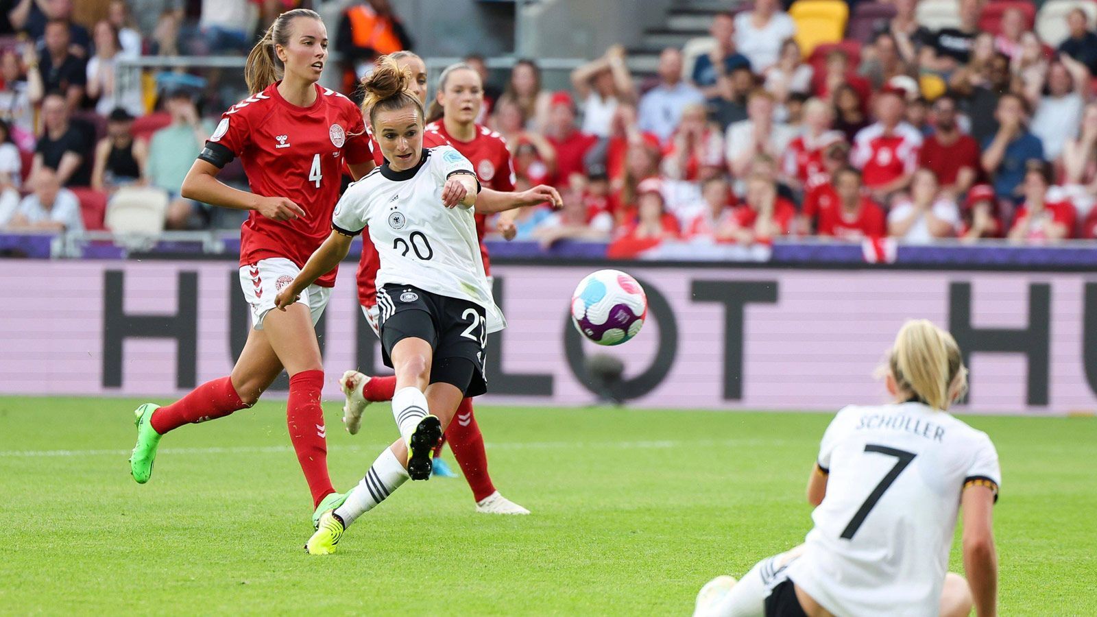 
                <strong>Lina Magull</strong><br>
                Schaltet sich immer wieder in die Angriffe ein und ist beinahe folgerichtig die erste Torschützin. Knöpft einer Dänin den Ball ab, bevor die Spielerin des FC Bayern wuchtig zum 1:0 (21.) vollendet. Schüllers Treffer legt sie per Eckball auf. Insgesamt die beste deutsche Spielerin, nach knapp 70 Minuten bekommt sie den verdienten Applaus. - ran Note: 1 
              