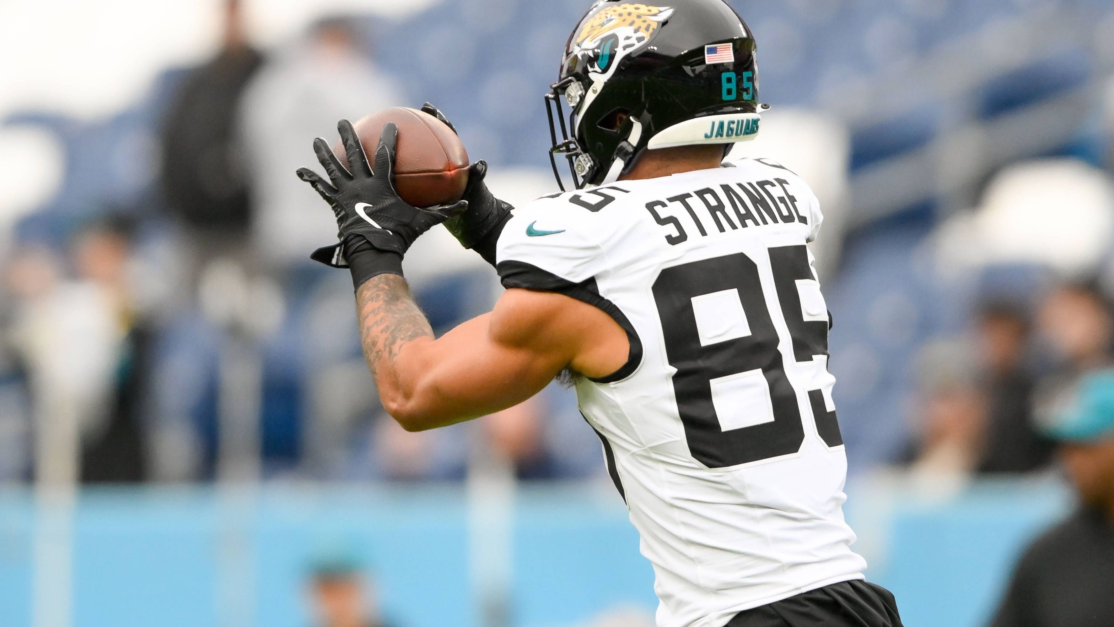 <strong>Jacksonville Jaguars: Brenton Strange (Tight End)</strong><br>Brenton Strange deutete bereits vergangene Saison in einigen Einsätzen sein Potenzial an. 2025 könnte er als flexible Allzweckwaffe im System des neuen Head Coachs Liam Coen richtig durchstarten und sich neben einem guten Receiver-Corps zu einem verlässlichen Target für Trevor Lawrence entwickeln.