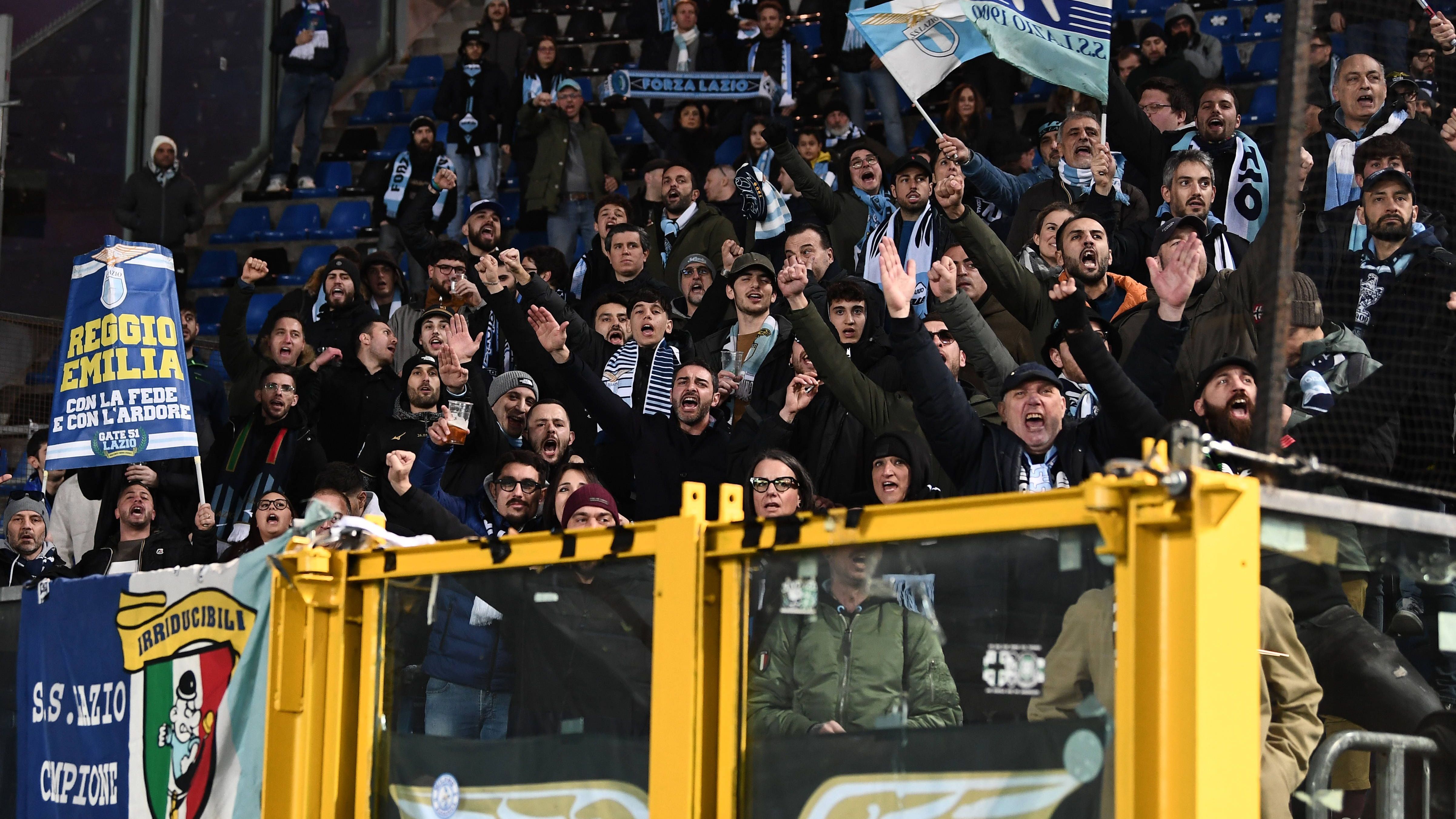 <strong>8. Rechte Krawallmacher</strong> <br>Die Fans von Lazio Rom sind vor allem für ihre rechtsextremen Fans bekannt. Die Ultras in der Nordkurve machen aus ihrem Hang zum Faschismus auch gar kein Geheimnis. Nach Toren ist immer wieder der Ruf "Duce" (dt. Führer) zu hören. Die rechte Lazio-Szene besteht aus mehreren Tausend Anhängern, die regelmäßig für Eklats sorgen.