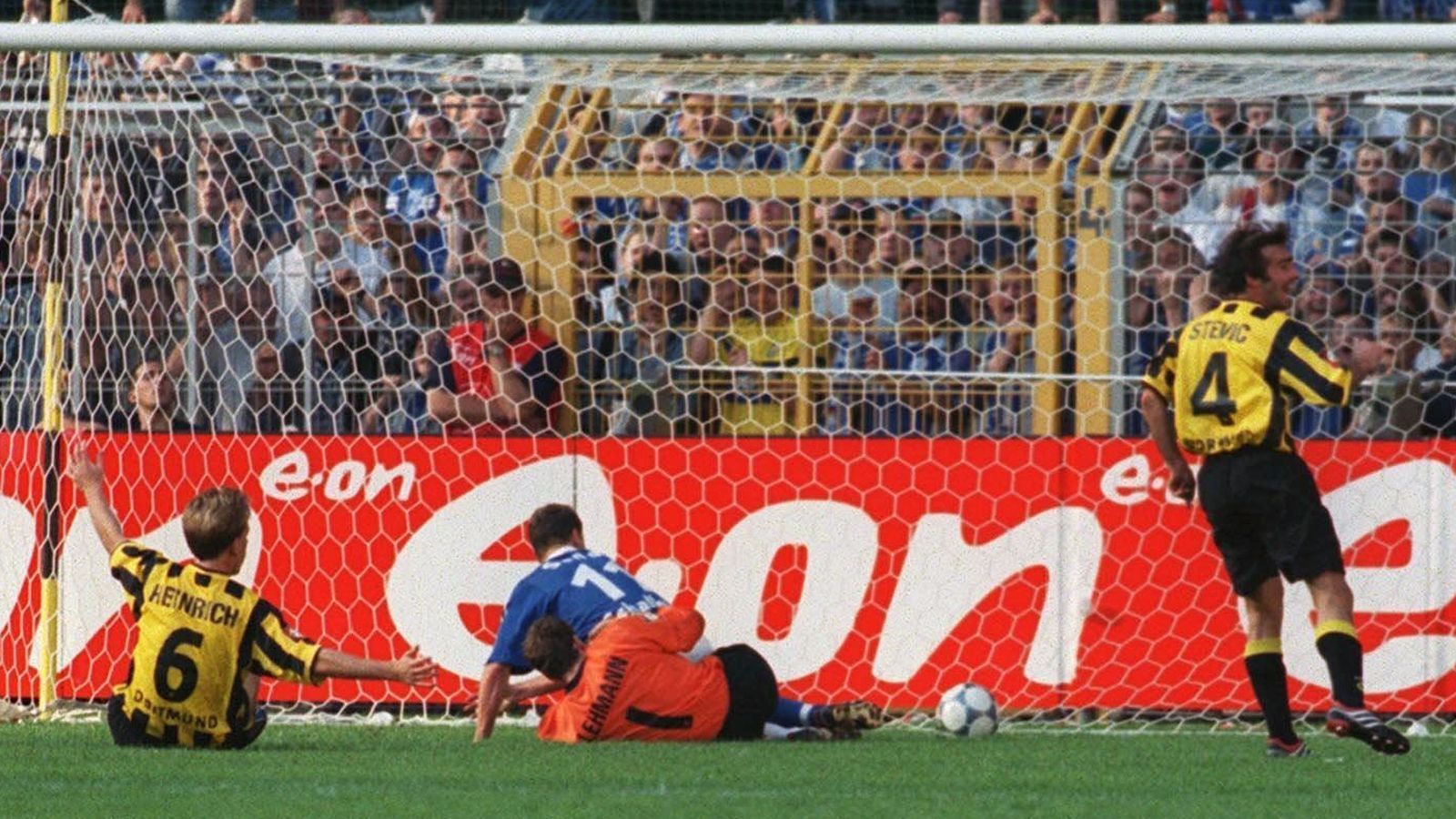 
                <strong>Borussia Dortmund - FC Schalke 0:4 (23. September 2000)</strong><br>
                Auf dem Weg zum undankbaren Titel "Meister der Herzen" gastierte der FC Schalke im ersten Revierderby der Saison 2000/01 im September in Dortmund und feierte beim Erzrivalen ein 4:0-Schützenfest. Treffer von Jörg Böhme und Emile Mpenza brachten S04 vor der Pause auf Kurs, für die Entscheidung sorgte dann der BVB in Person von Jörg Heinrich (li.). Der damalige Dortmund-Star traf unglücklich ins eigene Tor, das auch noch vom früheren Schalker Jens Lehmann gehütet wurde. Ebbe Sand erzielte rund eine Viertelstunde vor dem Ende den vierter Schalker Treffer.
              