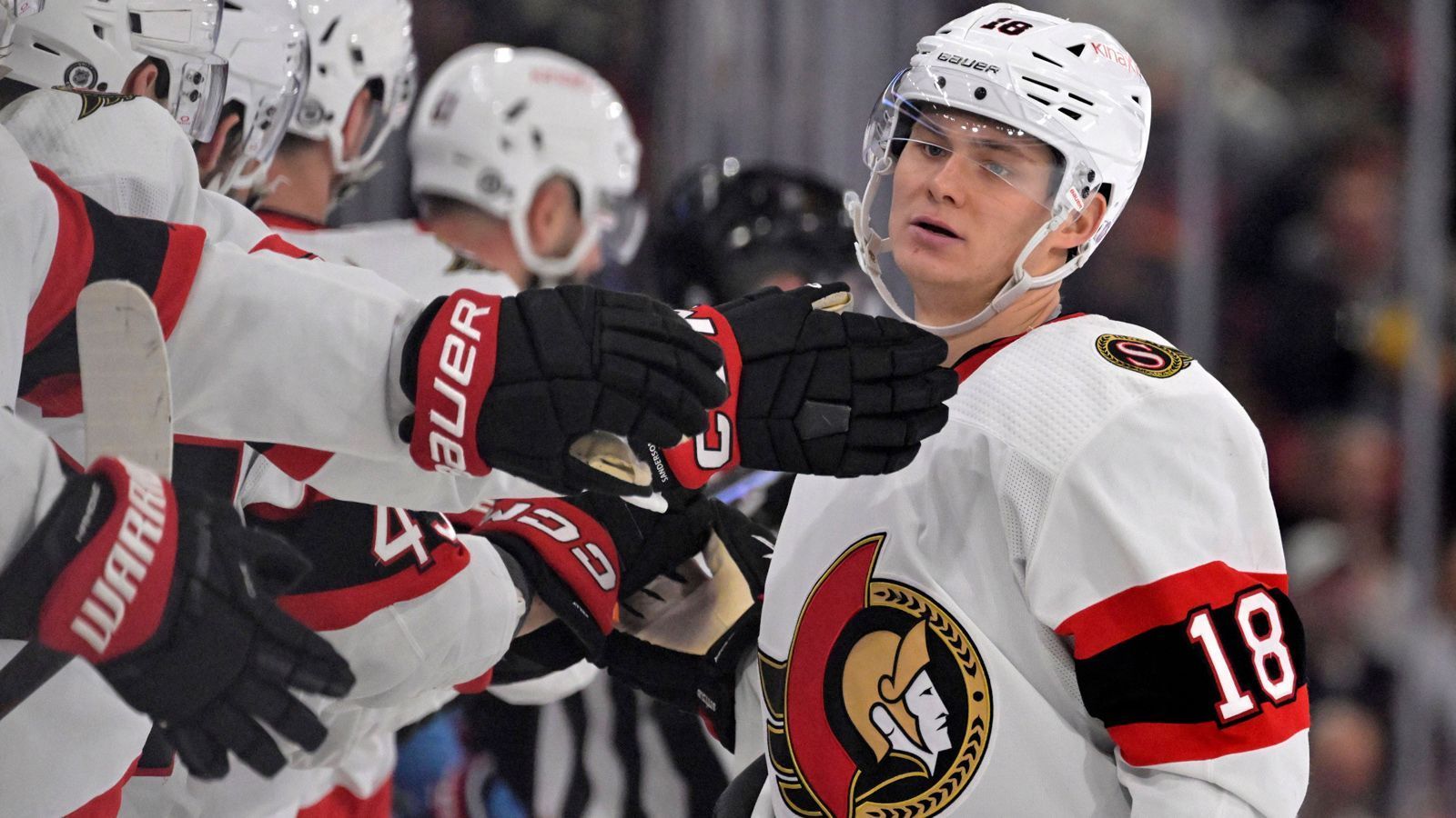 
                <strong>Tim Stützle (Ottawa Senators)</strong><br>
                Dieser Youngster hat sich etabliert. Der Stürmer der Ottawa Senators hat seine dritte NHL-Saison hinter sich gebracht und sich in dieser als uverzichtbarer Spieler seiner Franchise etabliert. Stützle macht kaum Fehler und brachte es mit 39 Toren und 51 Assists in 78 Spielen auf insgesamt 90 Scorerpunkte. Der 21-Jährige durfte sich zudem über eine Einladung zum All-Star-Wochenende freuen. Und nicht nur das. Stützle hat einen Achtjahresvertrag über knapp 67 Millionen US-Dollar unterschrieben - der höchstdotierte Vertrag in der Geschichte der Senators. Einziges Manko: Für eine Playoff-Teilnahme reichte es 2023 nicht.
              