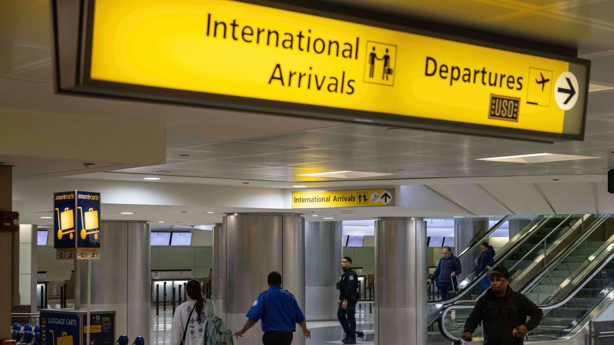 9. Juni 2025, USA, Newark: Menschen mit Koffern gehen durch das internationale Terminal des Newark Liberty International Airport. 