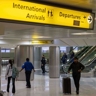 9. Juni 2025, USA, Newark: Menschen mit Koffern gehen durch das internationale Terminal des Newark Liberty International Airport. 