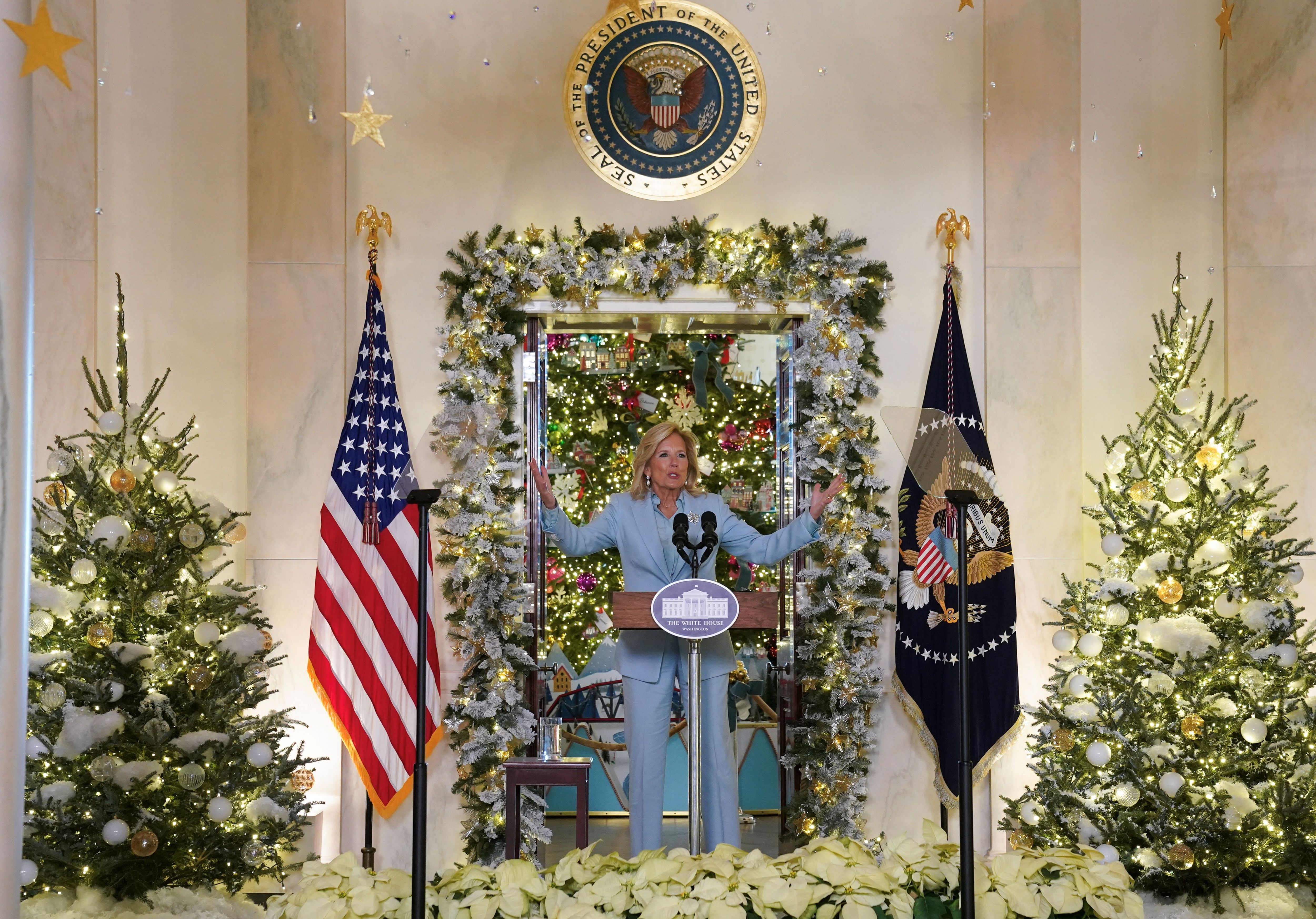 Euphorisch präsentierte Jill Biden die Weihnachtsdekoration 2023.