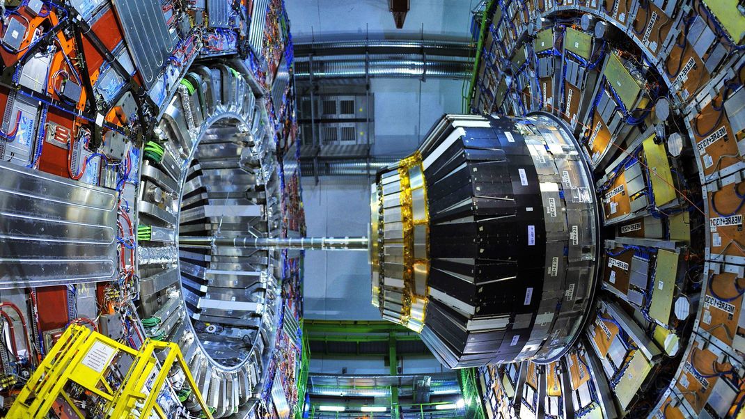 In Teilchenbeschlenigern wie dem "Large Hadron Collider" in Genf lassen Wissenschaftler:innen ultraschnelle Atomkerne miteinander kollidieren, um sie in extremen Zuständen zu untersuchen.