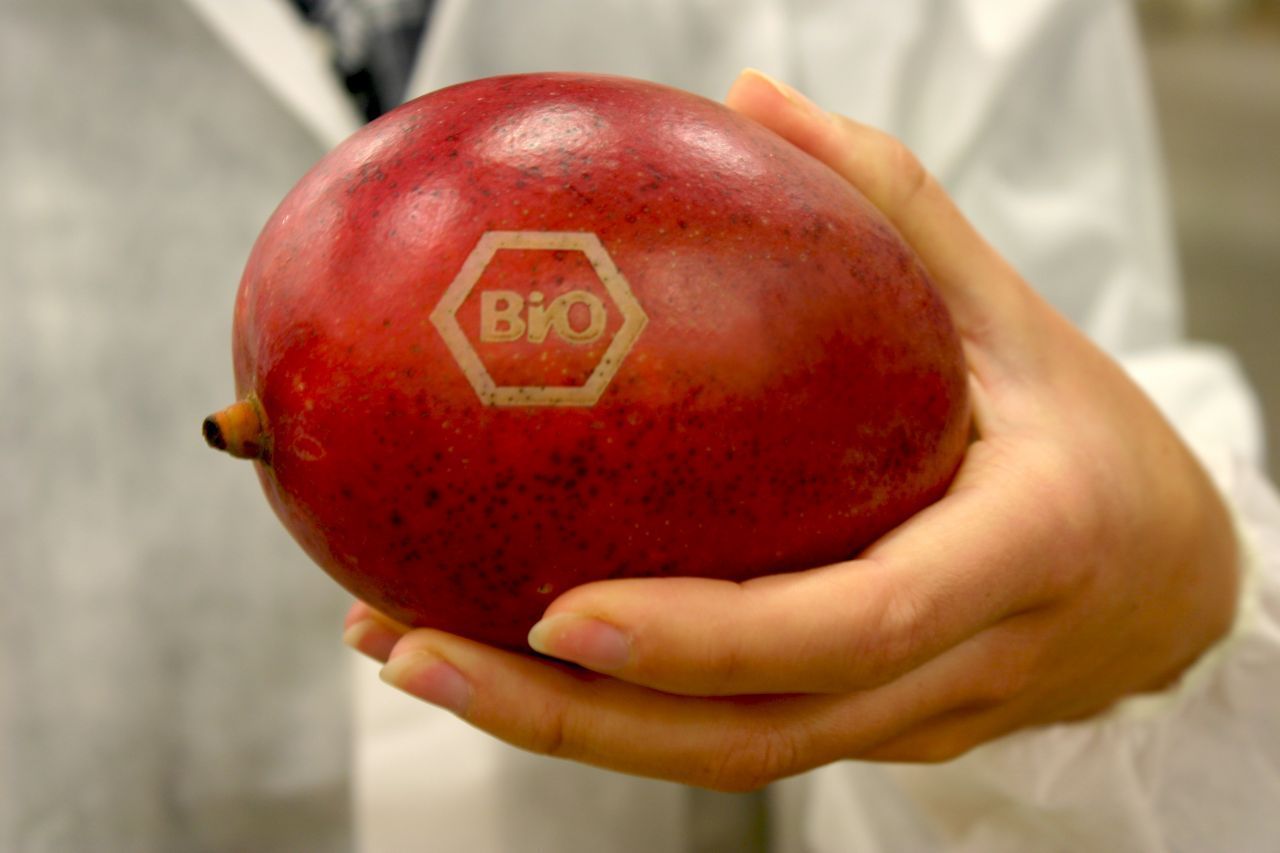 Lieber "ohne": Viele Lebensmittel sind nur wegen der Kennzeichnungspflicht verpackt. Es geht aber auch mit "Natural Branding" oder "Natürlichem Labeling" von Firmen wie Eosta: Mangos oder Süßkartoffeln bekommen statt Plastikhülle ein "Tattoo".