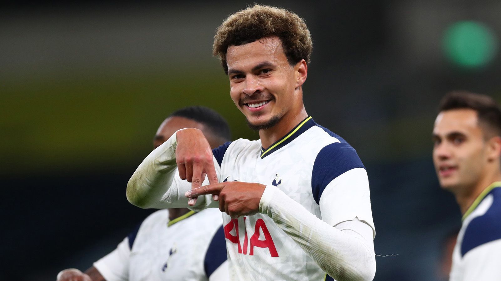 
                <strong>Dele Alli (Tottenham Hotspur)</strong><br>
                Wer bei Jose Mourinho in Ungnade fällt, hat schlechte Karten. Das weiß auch Tottenham-Star Dele Alli, der laut "Daily Mail" seine Tage bei den Spurs als gezählt betrachtet. Durch die Verpflichtung von Gareth Bale wird der Konkurrenzkampf in der Offensive zumindest nicht kleiner. Fest steht der Abschied des Engländers aus London dann doch noch nicht. Zuletzt lehnten die Spurs eine Leihanfrage von Paris St. Germain ab. Sollte PSG aber noch einmal nachlegen, könnte Tottenham möglicherweise ins Grübeln kommen. 
              