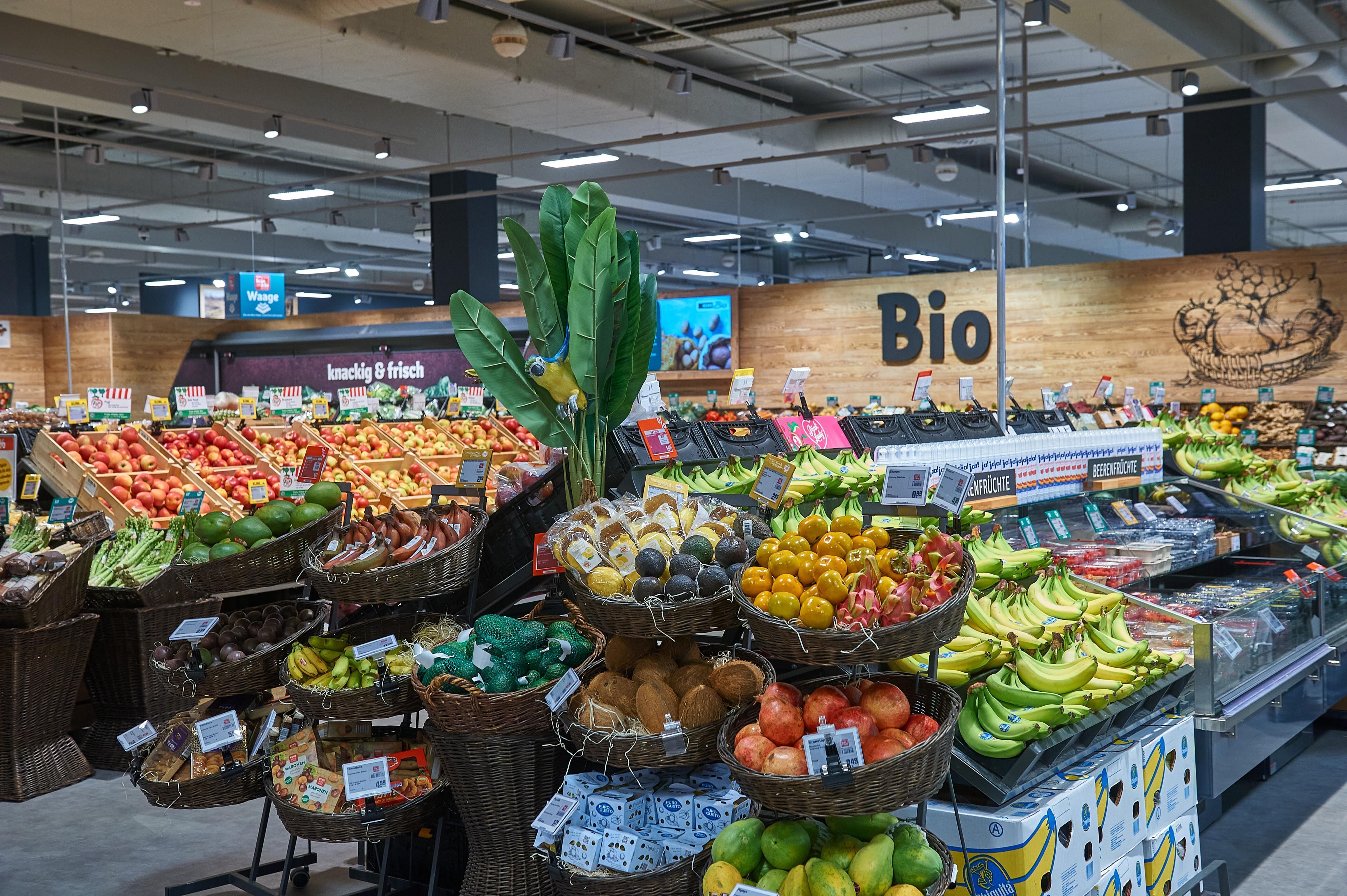 Bio-Lebensmittel werden immer beliebter, weswegen Discounter und Supermärkte ihr Bio-Angebot schärfen.