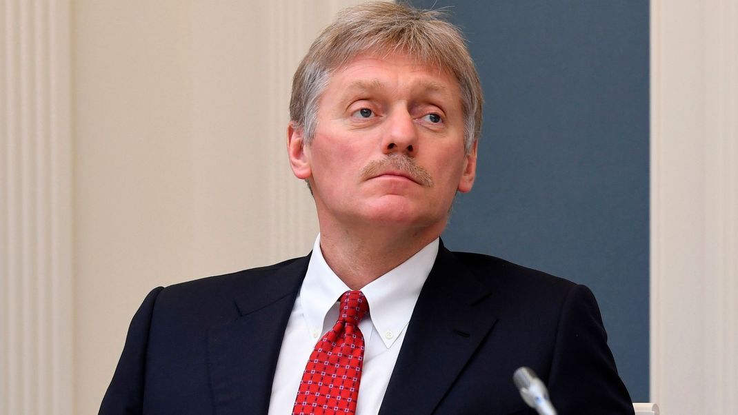 Dmitri Peskow, Sprecher des russischen Präsidenten Putin, nimmt an einer Videokonferenz im Moskauer Kreml mit Putin teil. 