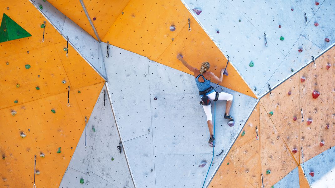 Ob im Winter oder Sommer - in der Kletterhalle kannst du deine Fitness trainieren, Kraft aufbauen und hast nebenbei noch eine Menge Spaß. Wir klären, welche Ausrüstung du brauchst, um mit dem Sport zu beginnen. 