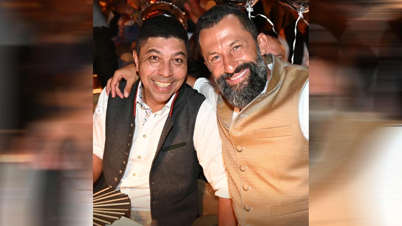 <strong>Giovane Elber und Hasan Salihamidzic</strong><br>Hier posieren Elber (l.) und Ex-Bayern-Sportvorstand Hasan Salihamidzic gemeinsam für ein Erinnerungsfoto auf dem Oktoberfest. Das brasilianisch-bosnische Duo spielte einst gemeinsam viele Jahre im Trikot des deutschen Rekordmeisters.