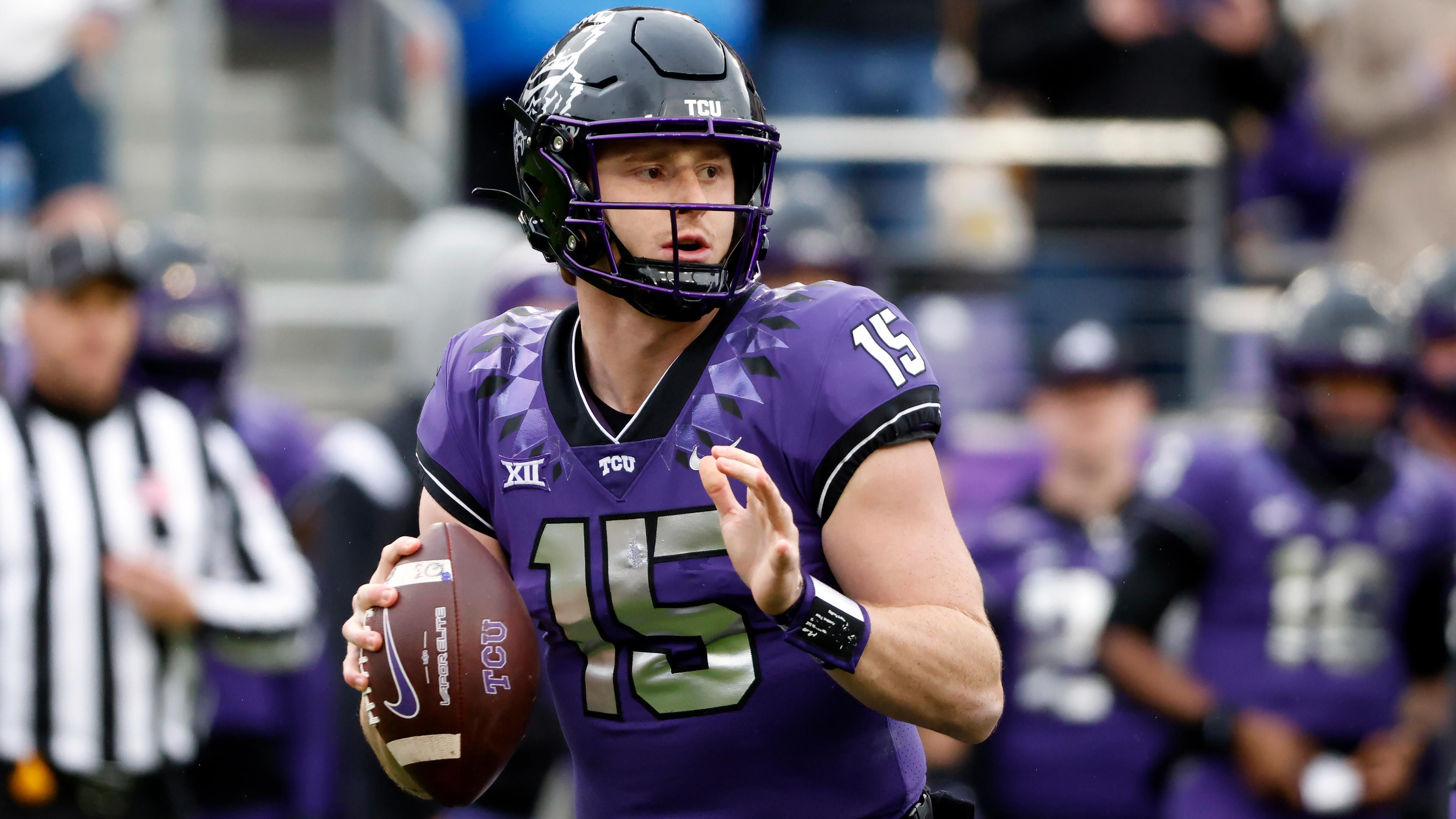 
                <strong>TCU Horned Frogs: Max Duggan</strong><br>
                Max Duggan hat in den College-Playoffs eine zentrale Position inne. Der Quarterback der TCU Horned Frogs führte sein Team zu einer ungeschlagenen Leistung in der Regular Season. Ausgerechnet im Big12 Championship Game gab es dann aber die bisher einzige Niederlage. 3,546 Passing Yards, 32 Touchdowns und sechs Interceptions lassen sich als Bilanz bei Duggan sehen. Außerdem lief er noch für 461 Yards und acht Rushing Touchdowns. Den Gewinn der Heisman Trophy verpasste er knapp.
              