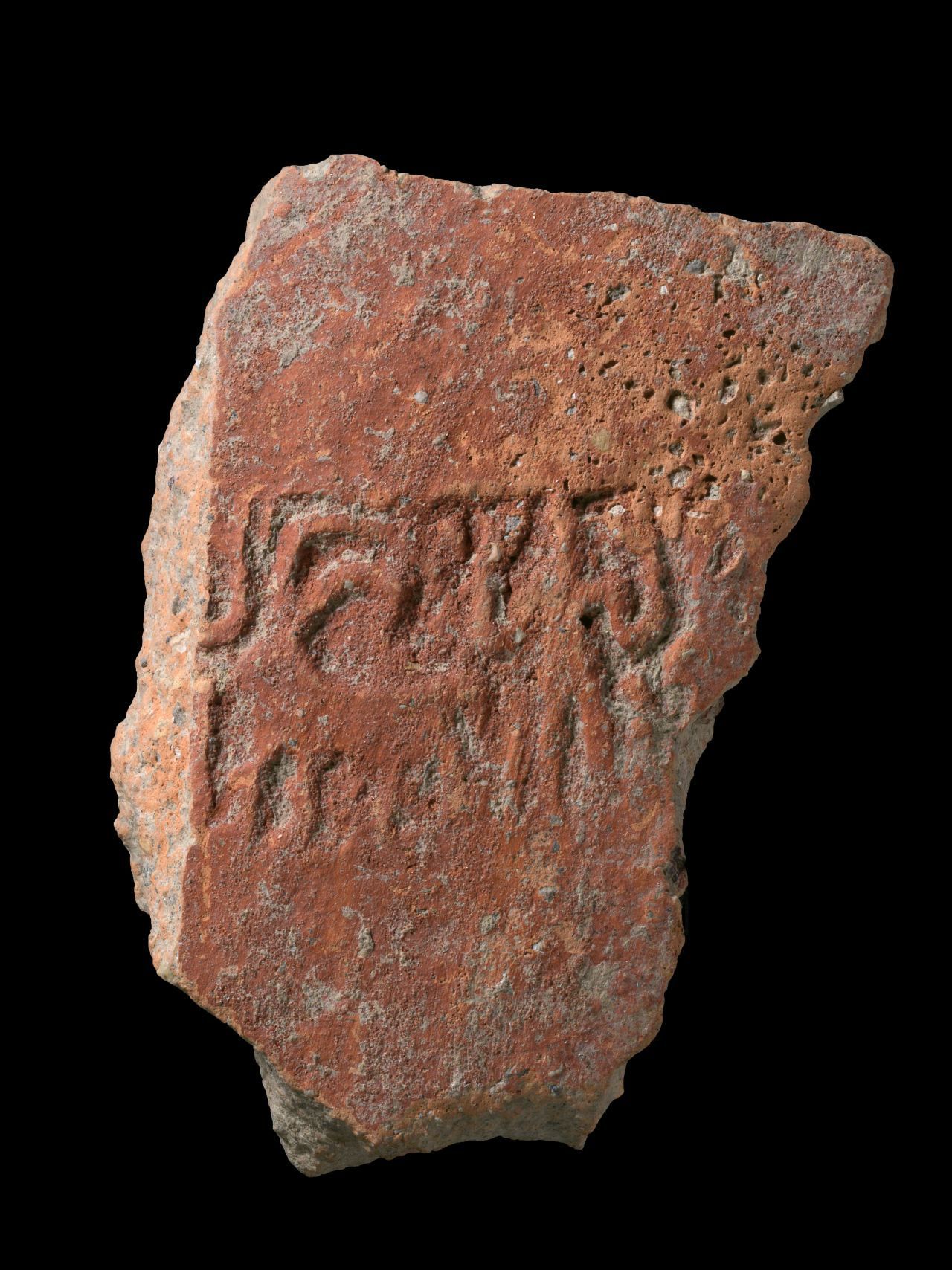 Das Fragment zeigt den Siegelabdruck eines Mannes mit erhobenen Händen (rechts) und eine Tierfigur.