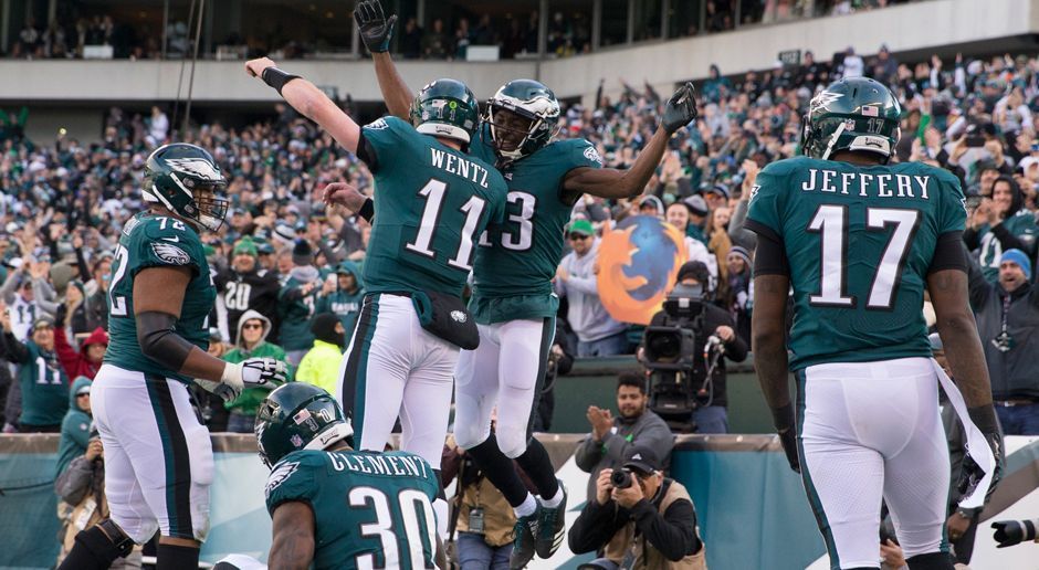 
                <strong>Philadelphia Eagles</strong><br>
                NFL-Rekord: Philadelphia führt die Liga gemeinsam mit New England mit einer Punktedifferenz von +162 an. Darüber hinaus stellten die Eagles mit durchschnittlich 79,2 zugelassenen Yards pro Spiel die beste Rush Defense der NFL und weisen mit einer Turnoverbilanz von +11 den besten Wert der NFC auf.Franchise-Rekorde: Mit 13 Siegen in der Regular Season stellten die Eagles ihren Franchise-Rekord von 2004 ein.Quarterback Carson Wentz stellte mit 33 Touchdown-Pässen in einer Saison einen neuen Franchise-Rekord auf.
              