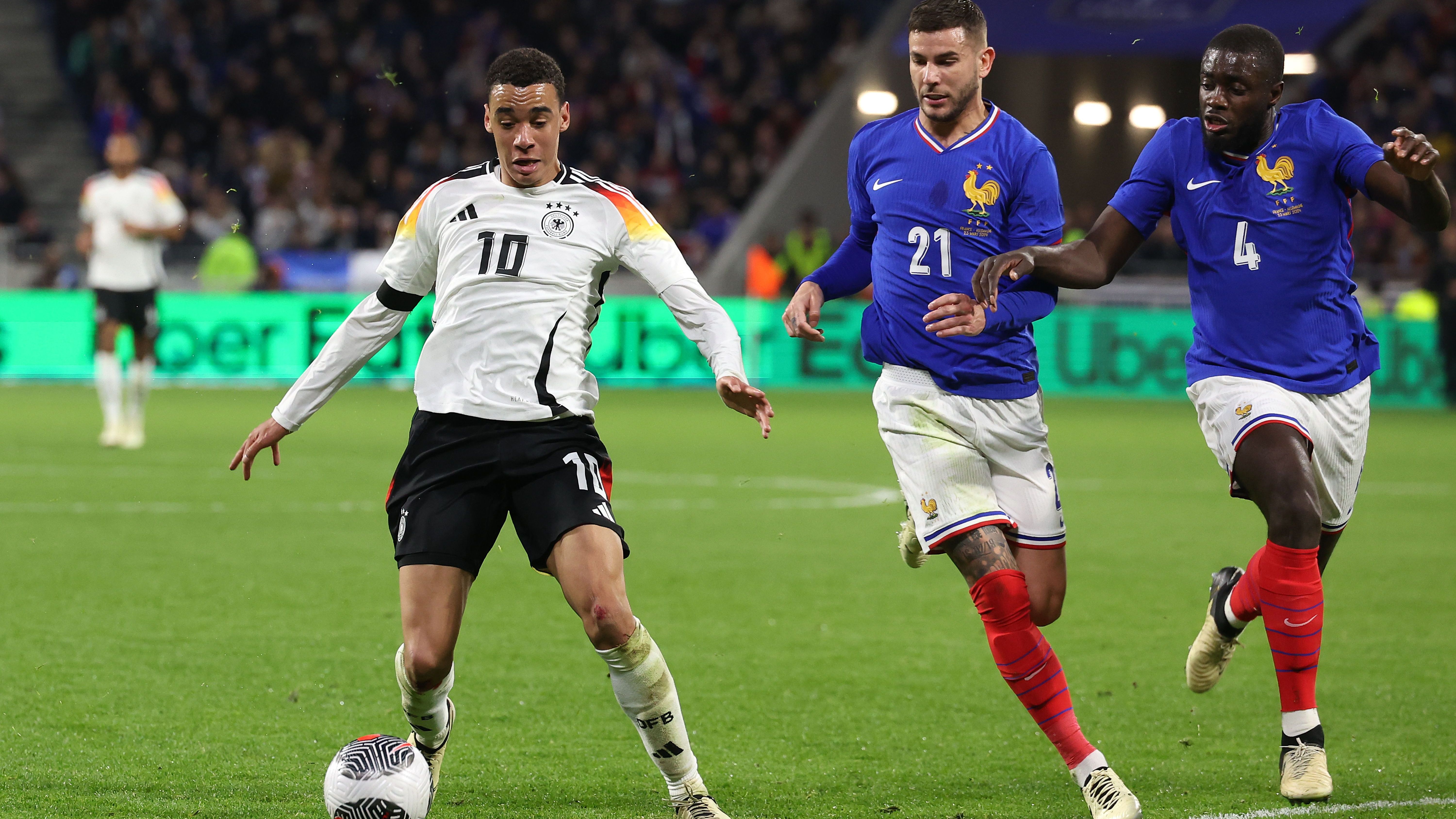 <strong>England<br>The Guardian</strong>: "Deutschland weckt Hoffnungen für die EM 2024. Toni Kroos kehrte zurück und Florian Wirtz erzielte das schnellste deutsche Tor aller Zeiten beim 2:0-Sieg der EM-Gastgeber gegen Frankreich in Lyon."