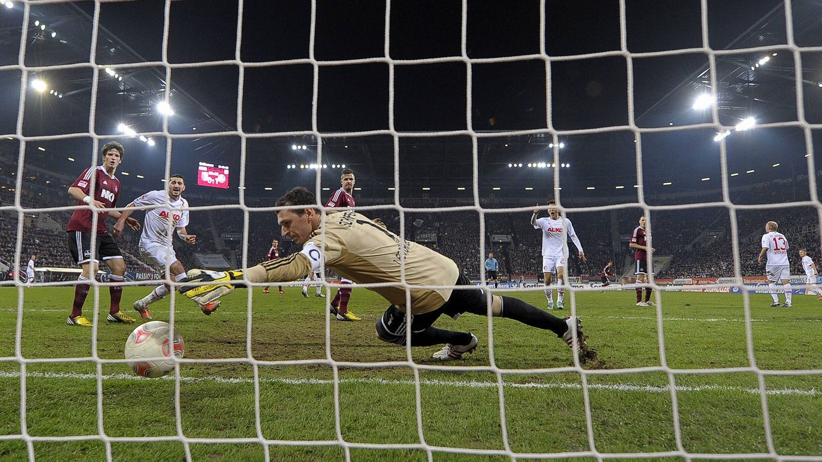 
                <strong>Raphael Schäfer (1. FC Nürnberg) </strong><br>
                8. März 2013: FC Augsburg – 1. FC Nürnberg (1:2)Auch Club-Keeper Raphael Schäfer darf in der Galerie der gröbsten Torhüter-Patzer nicht fehlen. Im Spiel der "Clubberer" gegen Augsburg ließ der FCN-Keeper einen Kopfball von Tobias Werner durch seine Hände rutschen. Der Ball prallte von seinem Unterschenkel ins eigene Tor. Glück für Schäfer, die Nürnberger konnten trotz seines Patzers das Spiel mit 2:1 für sich entscheiden.
              