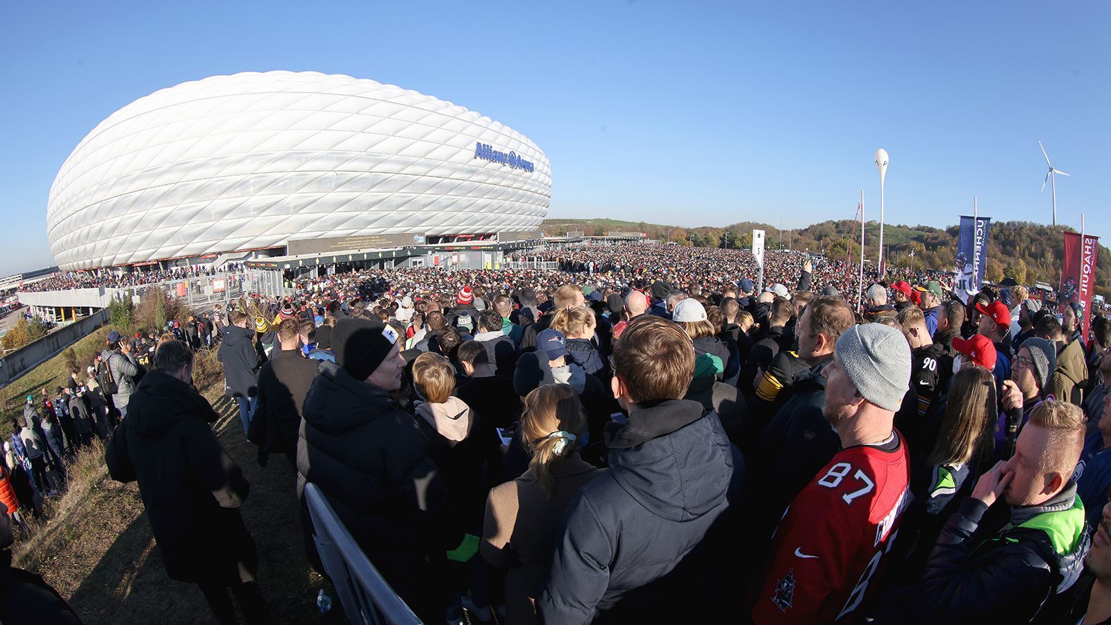 
                <strong>Lange Aufenthalte</strong><br>
                Die Menschen vor Ort hatten keine Eile. Durchschnittlich sechs Stunden und sechs Minuten hielten sie sich in der Allianz Arena oder in der Umgebung auf. Ein Großteil reiste zwischen 12 und 13 Uhr an und zwischen 19 und 20 Uhr ab.
              