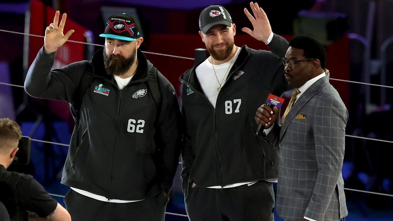 
                <strong>Travis und Jason Kelce</strong><br>
                Es geht aber sowohl für Travis als auch für Jason modisch Seite an Seite schon mal locker zu, wie zuletzt bei einem gemeinsamen Auftritt im Vorfeld des Super Bowls. 
              