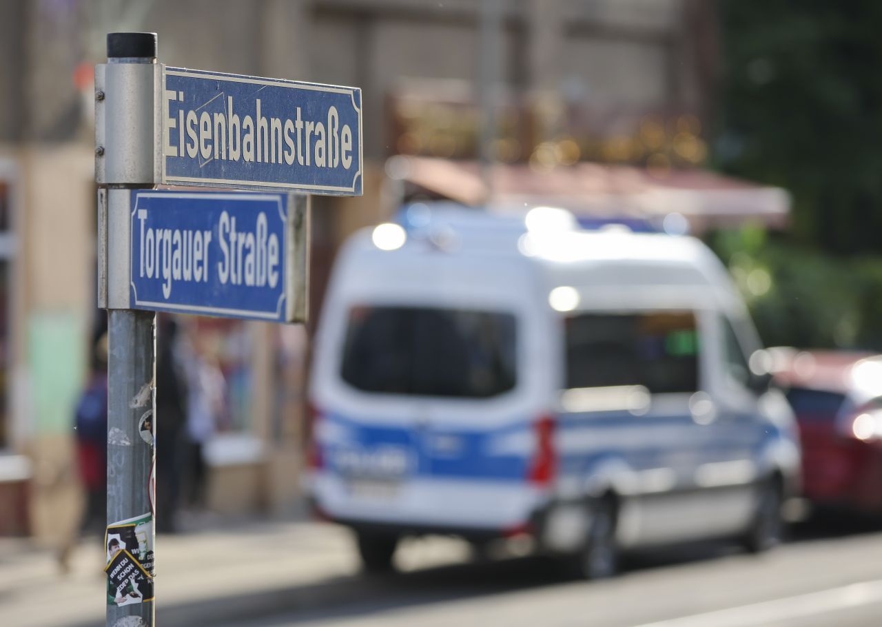 Die Leipziger Eisenbahnstraße steht als eine der gefährlichsten Straßen Deutschlands in Verruf. Dort rückt die Polizei immer wieder zu Razzien aus.