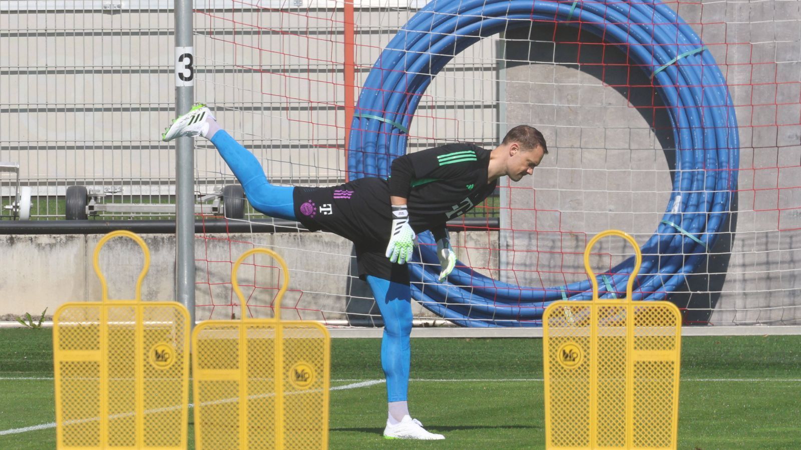 
                <strong>Nach 8 Monaten Pause: Manuel Neuer zurück im Training</strong><br>
                Neuer war jedoch nicht alleine auf dem Trainingsplatz: Auch Matthijs de Ligt und Konrad Laimer drehten an der Säbener Straße ihre Runden.
              