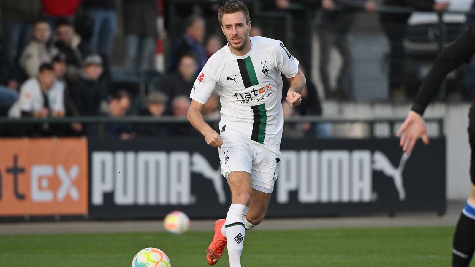 
                <strong>Platz 10: Patrick Herrmann</strong><br>
                -          339 Bundesliga-Spiele (47 Tore)-          Alter: 32-          Aktueller Verein: Borussia Mönchengladbach-          Position: Rechtsaußen
              