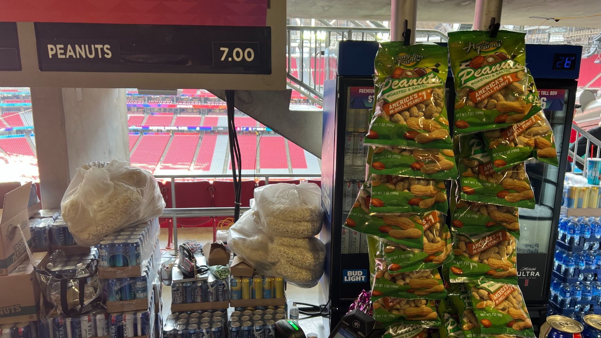 
                <strong>Saftige Preise für Snacks</strong><br>
                Auch die Verpflegung im Stadion ist nicht günstig. ran ist bereits im State Farm Stadium und hat sich an den Kiosken umgeschaut. Eine Tüte Erdnüsse kostet zum Beispiel 7 Dollar, süßes Popcorn 9 Dollar. Auch für warme Snacks muss man tief in die Tasche greifen. Ein Hot Dog kostet 8 Dollar, eine Bratwurst ist noch mal vier Dollar teurer.
              