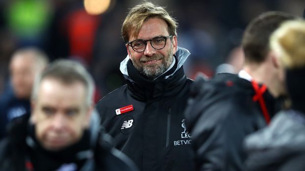 
                <strong>Jürgen Klopp</strong><br>
                Jürgen Klopp: Neben Guardiola steht mit dem Deutschen ein weiterer Coach aus der Premier League vermutlich im Fokus von Barcelona. Klopp leistete in Mainz und Dortmund hervorragende Aufbauarbeit, beim BVB gekrönt von unter anderem zwei Meistertiteln und einer Final-Teilnahme in der Champions League. Seit Oktober 2015 arbeitet "Kloppo" nun schon in Liverpool. Er steht vor allem für blitzschnelles Umschaltspiel und enormes Pressing. Klopps Vertrag bei den "Reds" läuft noch bis zum Sommer 2022.
              