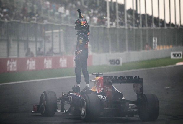 
                <strong>Es ist vollbracht</strong><br>
                Nach einer absolut dominanten Saison kann Sebastian Vettel auf seinem Auto jubeln - der Sieg im 16. Saisonrennen beschert dem 26-Jährigen einen uneinholbaren Vorsprung auf Fernando Alonso
              