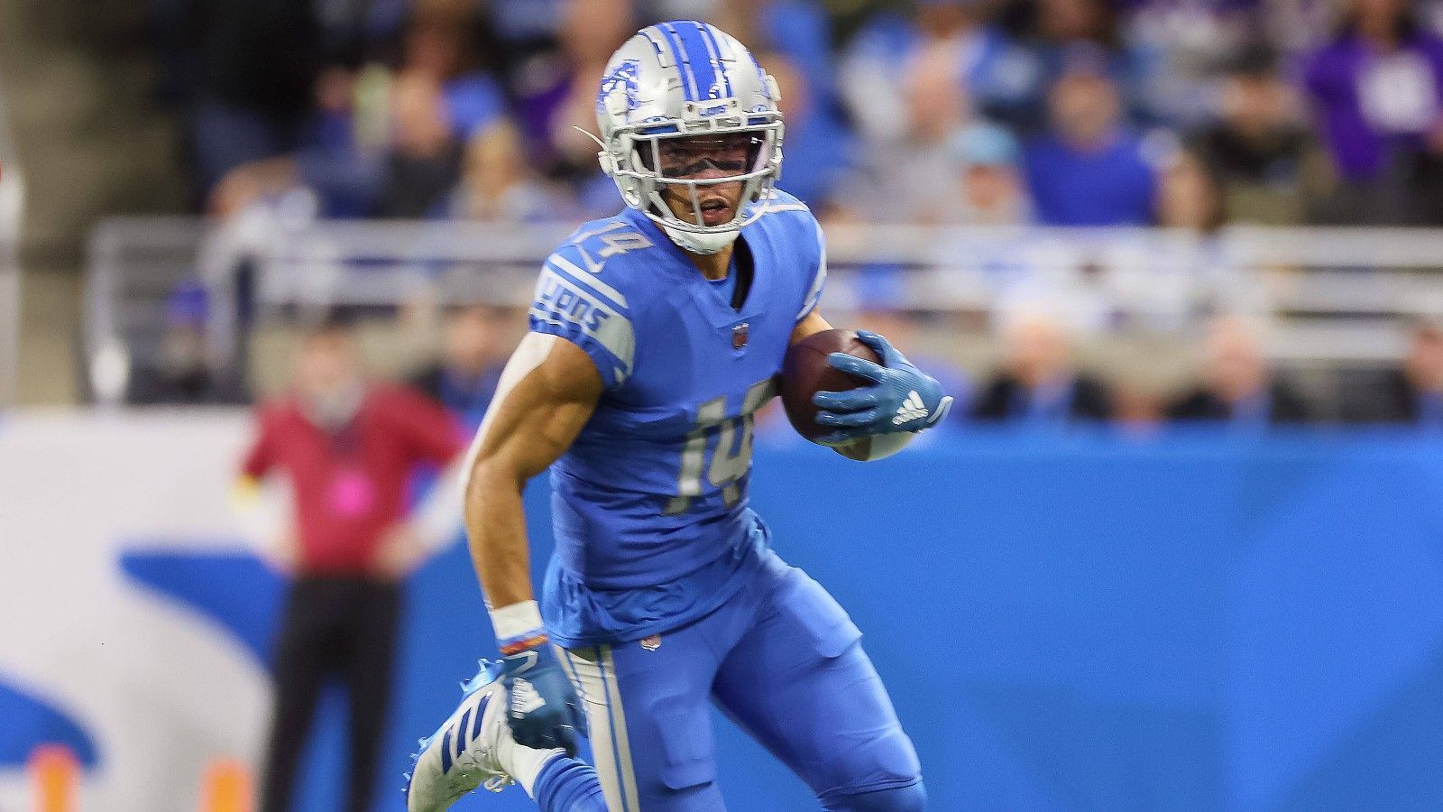 
                <strong>Platz 22: Detroit Lions</strong><br>
                &#x2022; Starter: Amon-Ra St. Brown, Jameson Williams (suspendiert die ersten sechs Spiele), Marvin Jones Jr.<br>&#x2022; Backups: Josh Reynolds, Antoine Green, Kalif Raymond<br>Die Sperre von Jameson Williams lässt die Lions ein paar Plätze runterrutschen. Amon-Ra St. Brown zählt zu den dynamischsten Receivern der Liga und sammelte über 100 Catches und 1.000 Yards in der abgelaufenen Saison. Marvin Jones Jr. ist ein erfahrenen Passemfpänger, der als Anspielstation für die Außenbahn genutzt werden kann. Die Kadertiefe ist überschaubar, Josh Reynolds und Kalif Raymond können immer mal wieder Akzente setzen. 
              