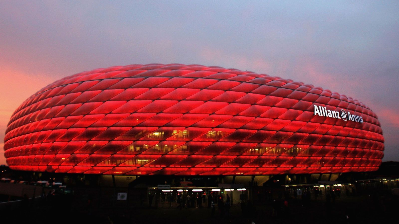 
                <strong>Bayern München</strong><br>
                Stadion: Allianz Arena (75.024 Plätze) - Fans am 5. Spieltag: 0* -Gegner: Eintracht Frankfurt -*Nachdem bereits der Supercup gegen Borussia Dortmund vor leeren Rängen stattfinden müsste, werden sich die Fans des deutschen Rekordmeisters weiter in Geduld üben müssen. Wegen steigender Infektionszahlen entschied die Stadt München, dass vorerst bis zum 25. Oktober keine Spiele vor Zuschauern ausgetragen werden dürfen. Der nächste mögliche Termin für eine Zuschauerrückkehr wäre somit das Heimspiel gegen Werder Bremen am 21. November.
              