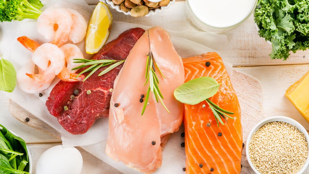 La vitamina B12 si trova nel manzo, nel pollo o nel salmone.  Nella tabella sottostante, troverai una panoramica dei fornitori di cobalamina animale. 