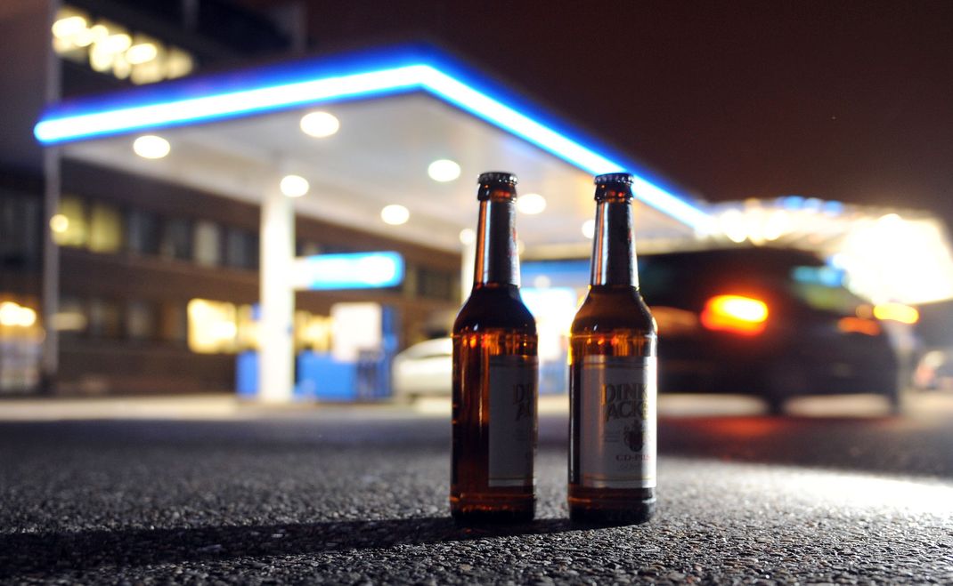 Laut dem Bundesdrogenbeauftragten muss der Zugang zu Alkohol erschwert werden. (Symbolbild)