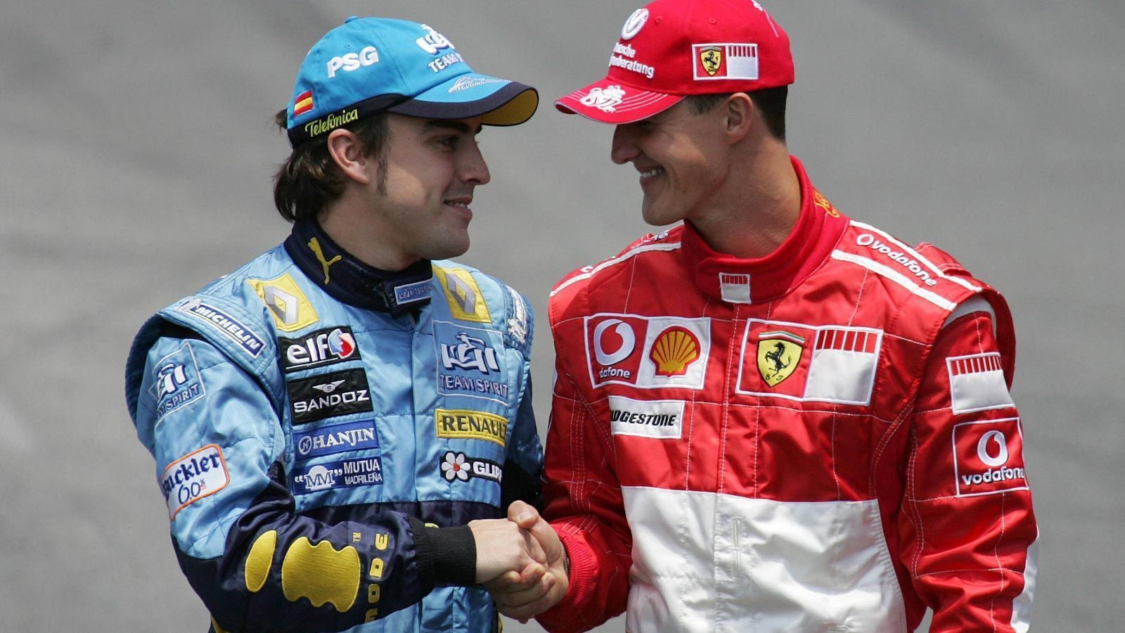 
                <strong>Fernando Alonso vs. Michael Schumacher (2006)</strong><br>
                Es sollte der krönende Abschluss einer Karriere werden. 2006 wollte Michael Schumacher die große Bühne des Rennsports mit seinem achten Titel verlassen. Doch dazu sollte es nicht kommen. Trotz einer starken zweiten Saisonhälfte und sieben Saisonsiegen schaffte es der Deutsche nicht, den Vorsprung von Fernando Alonso wett zumachen. Am Ende gewann der Spanier seinen zweiten Titel in Folge mit 13 Punkten Vorsprung und "Schumi" verließ die Formel 1, nur um 2010 im Mercedes zurückzukehren.
              