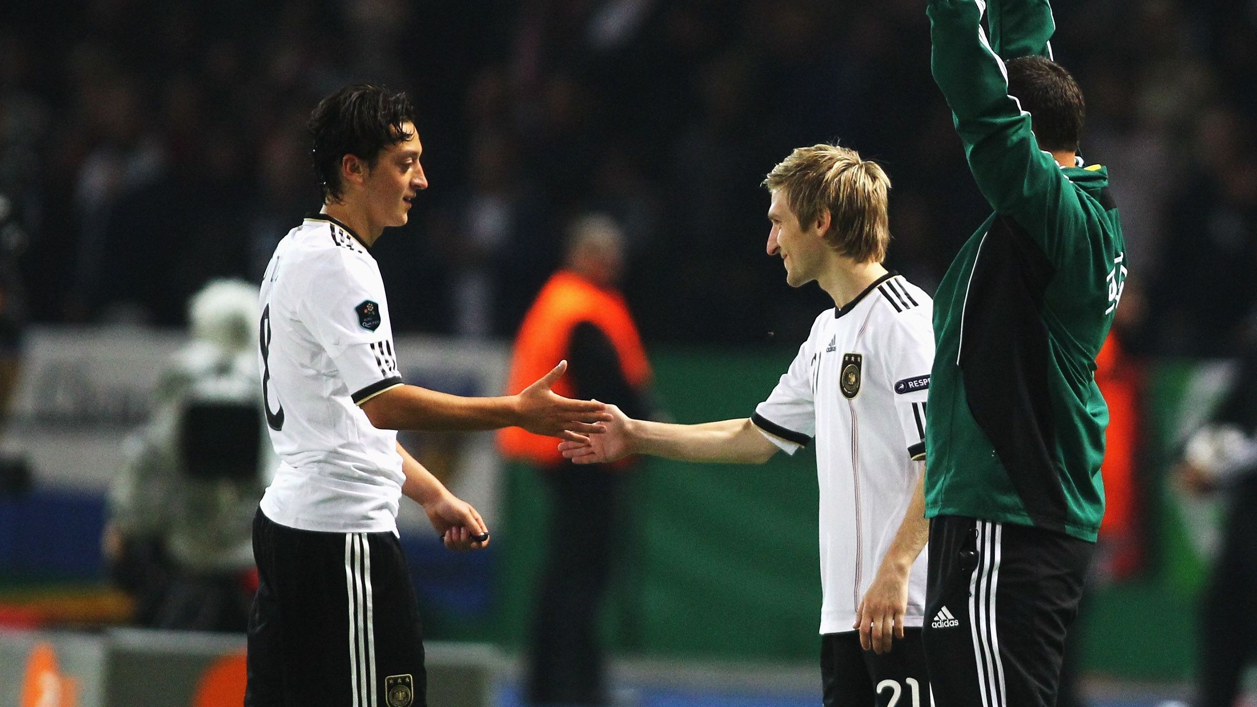 <strong>Einwechselspieler: Marko Marin</strong><br>Ebenfalls in der Schlussminute ersetzte der damalige Bremer Marko Marin (re.) Özil im deutschen Team für einige Augenblicke, ehe das Spiel im Olympiastadion endete. Obwohl damals erst 21 Jahre jung, folgten für den späteren Weltenbummler Marin anschließend nur noch zwei weitere Länderspiel-Einsätze.&nbsp;