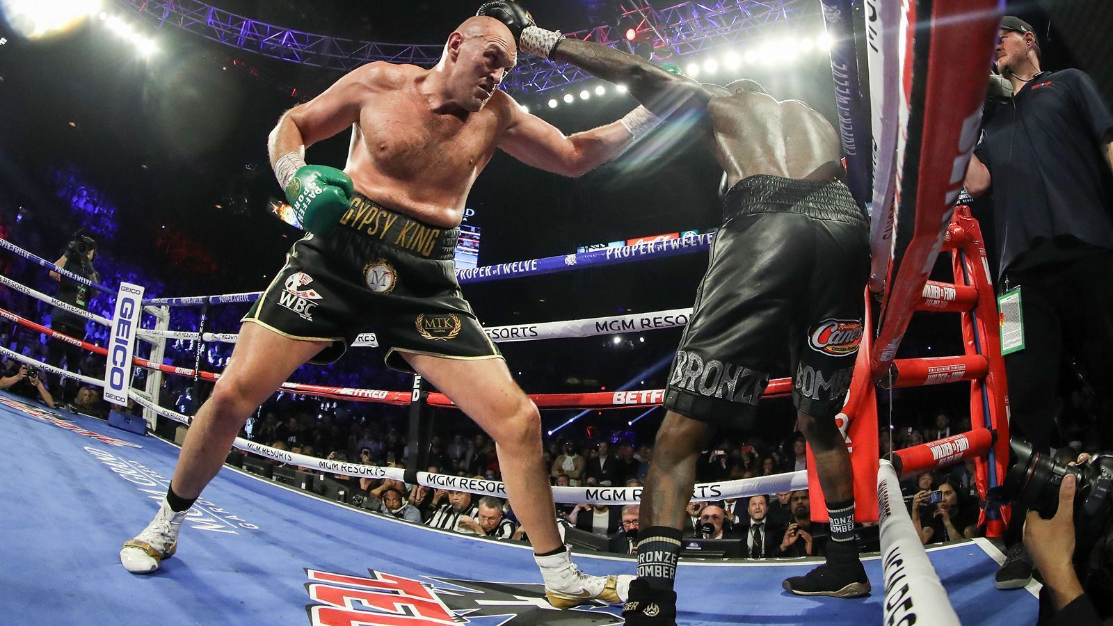 
                <strong>Fury dominiert den Fight</strong><br>
                Denn von nun an ist nur noch einer spektakulär - und das ist Tyson Fury. Er dominiert den Fight nach allen Belangen, landet mehr als doppelt so viele Treffer, 82:34, schlägt fast doppelt so viel, 267:141, - und Wilder auch zweimal zu Boden.
              